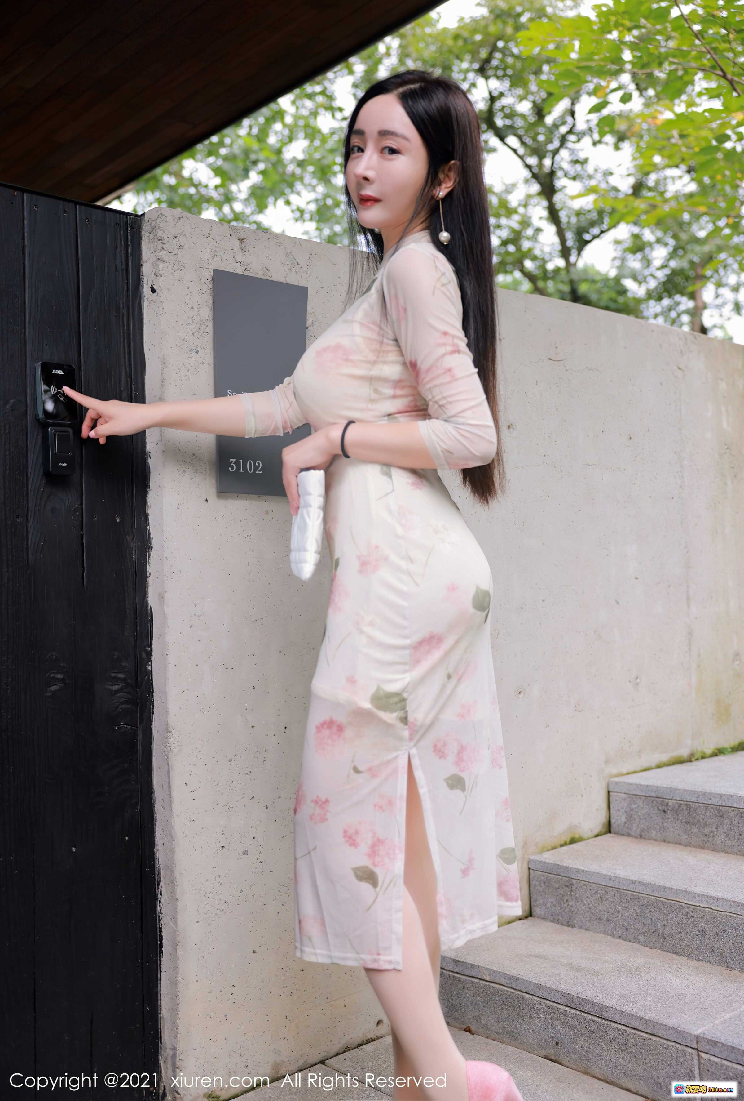 图片[1] - 允爾身穿粉色花卉旗袍裙户外写真 – 优雅长发美女按门铃场景 – XiuRen秀人网2021.09.27 No.4002高清图集 - 就要吻