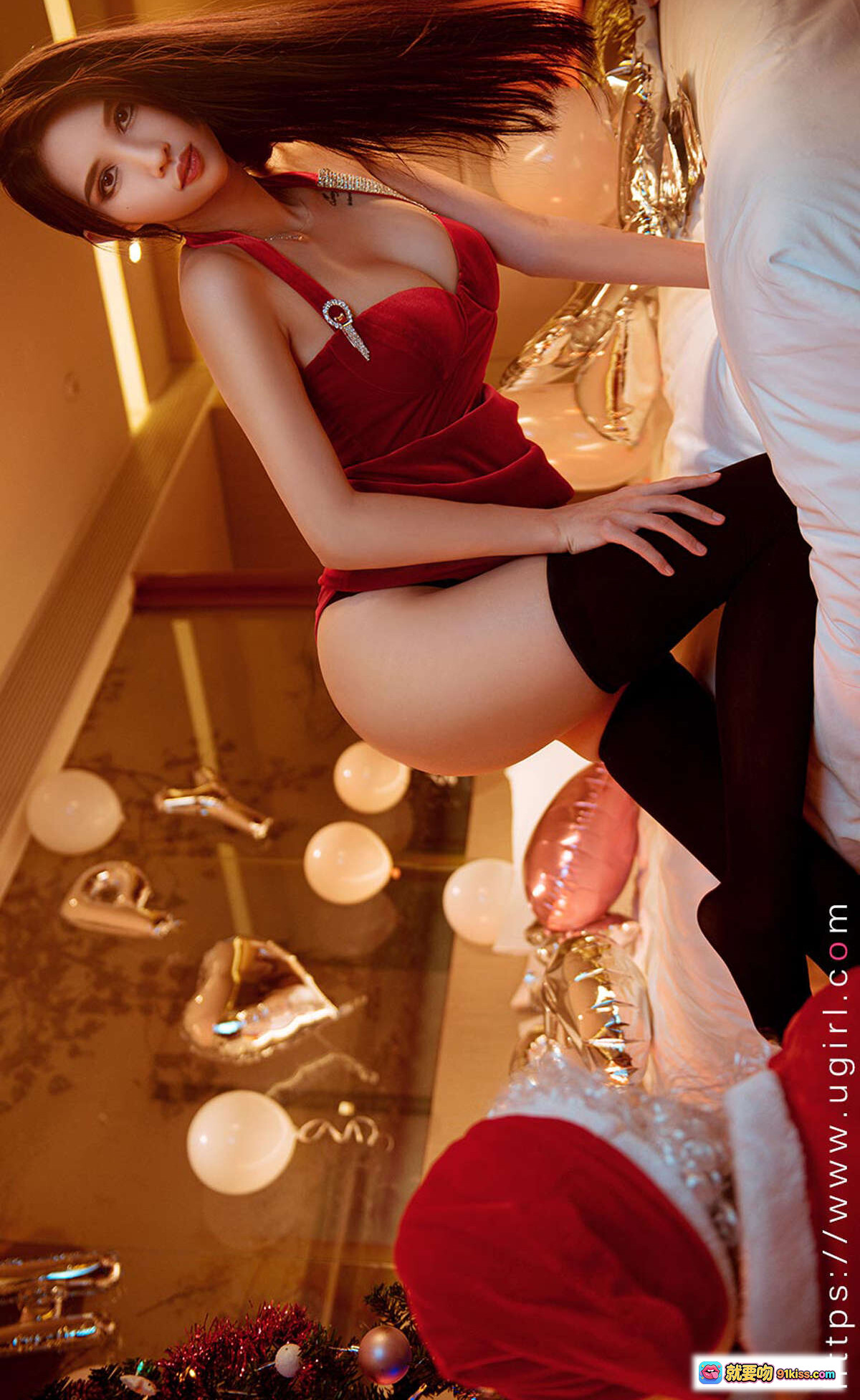 图片[3] - 葛征红色丝绒连衣裙圣诞写真 | Ugirls尤果网爱尤物No.2242高清美图 | 床上慵懒姿态搭配圣诞树气球氛围感大片 - 就要吻