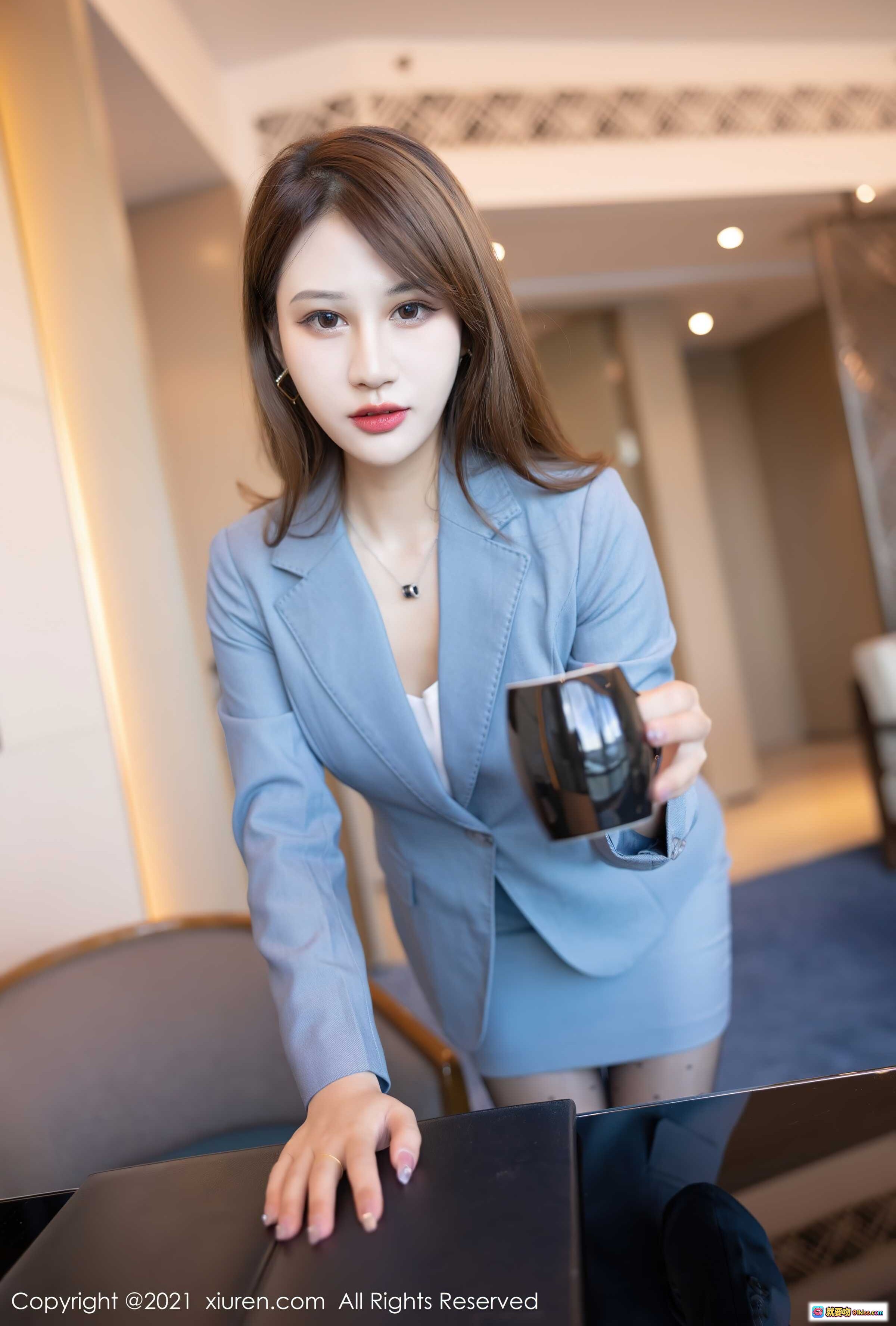 图片[9] - 张欣欣职场OL风写真｜浅蓝西装套装+波点黑丝+高跟鞋｜办公室优雅坐姿美腿特写 - 就要吻