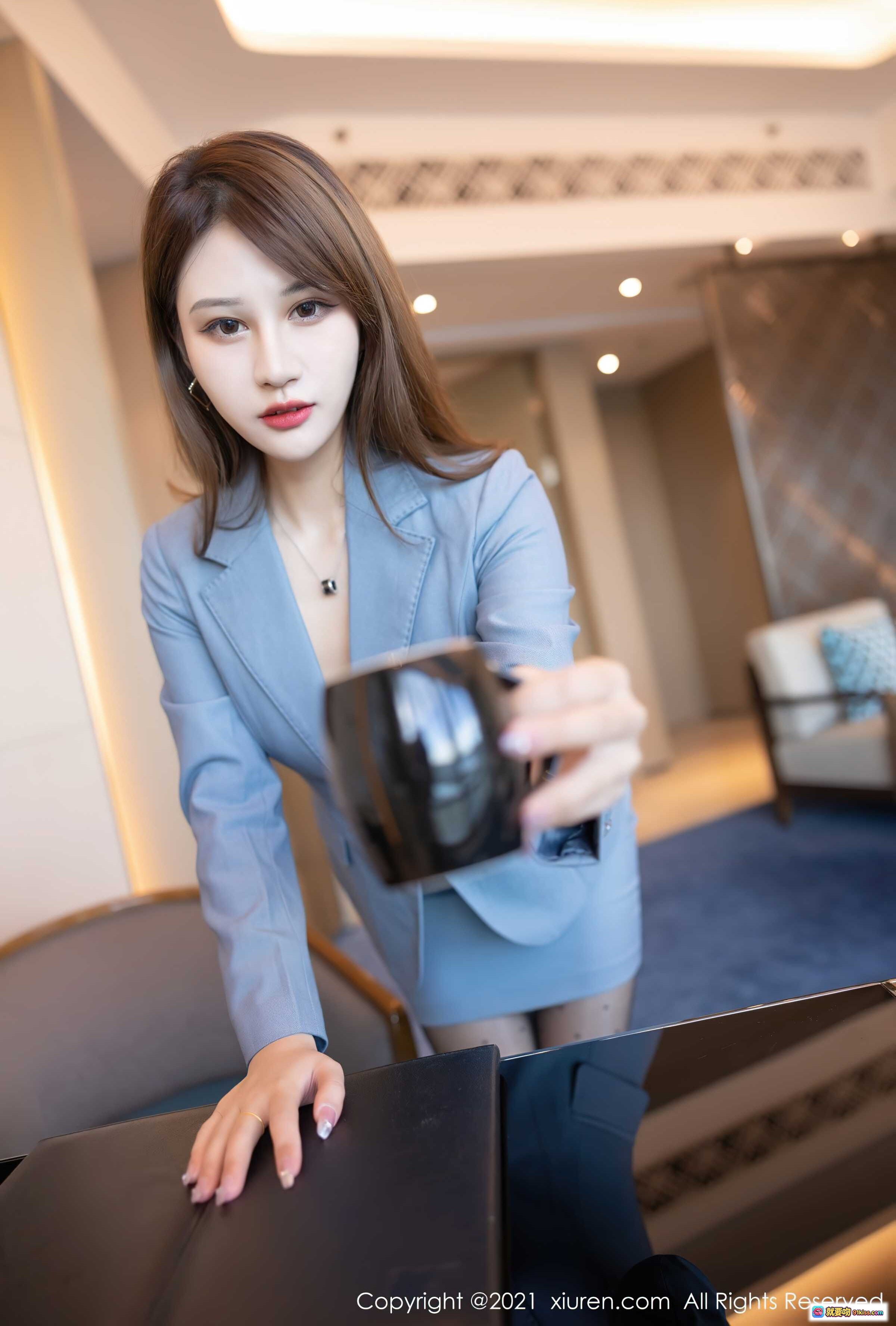 图片[10] - 张欣欣职场OL风写真｜浅蓝西装套装+波点黑丝+高跟鞋｜办公室优雅坐姿美腿特写 - 就要吻