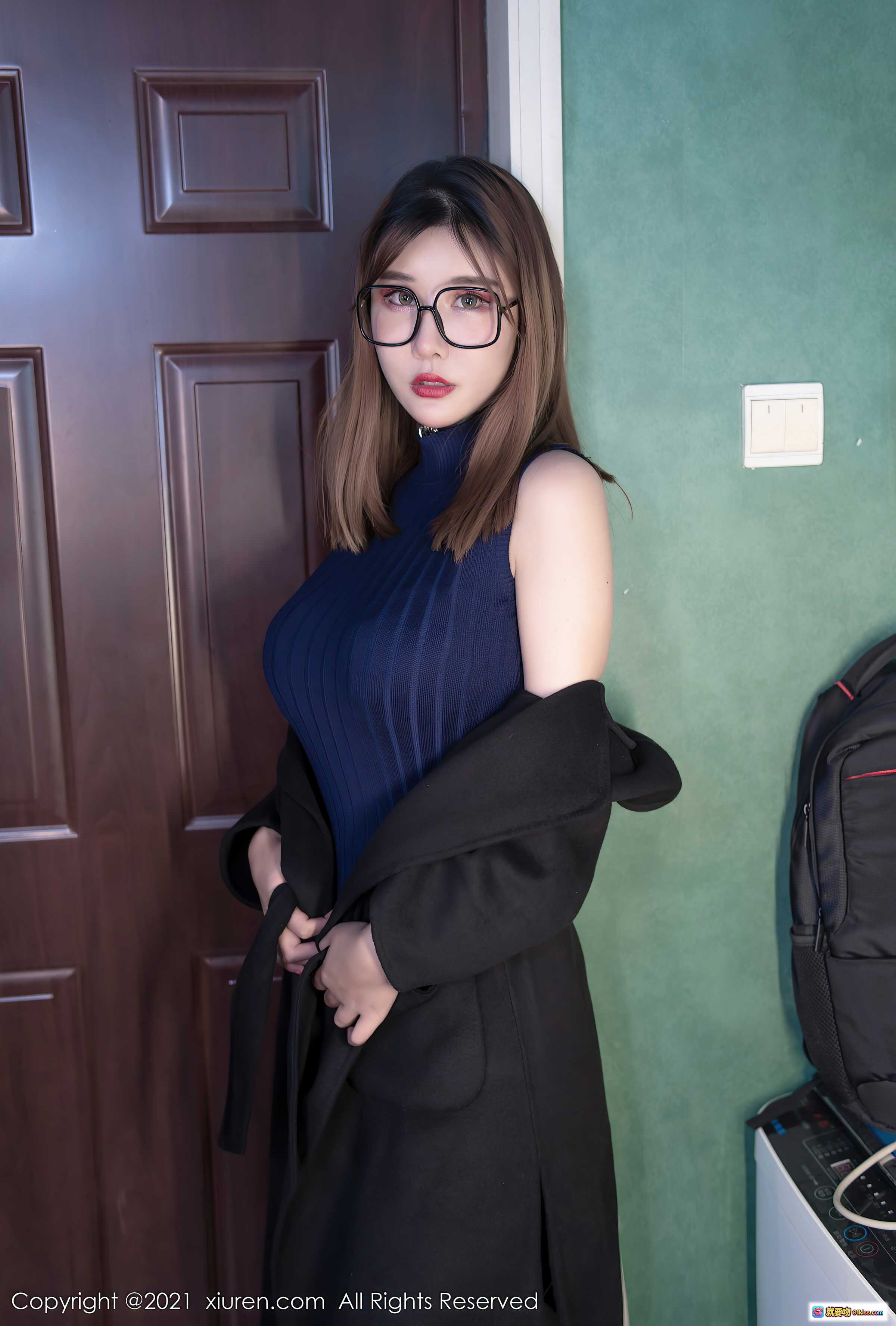 图片[7] - 夏沫沫tifa黑丝美腿性感写真 | XiuRen秀人网2021.12.14 NO.4332 | 黑色风衣搭配背包门边造型 - 就要吻