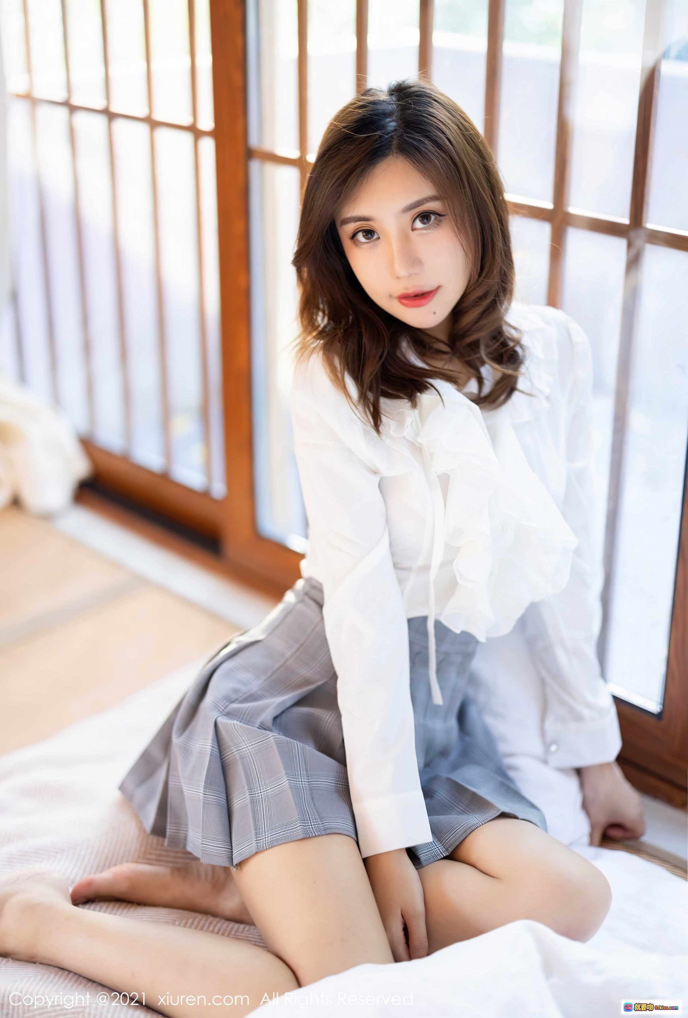 图片[1] - 绮里嘉日系少女写真 | 白衬衫格裙清新风 | 秀人网2021.11.09 No.4192 | 室内窗边温柔坐姿美图 - 就要吻
