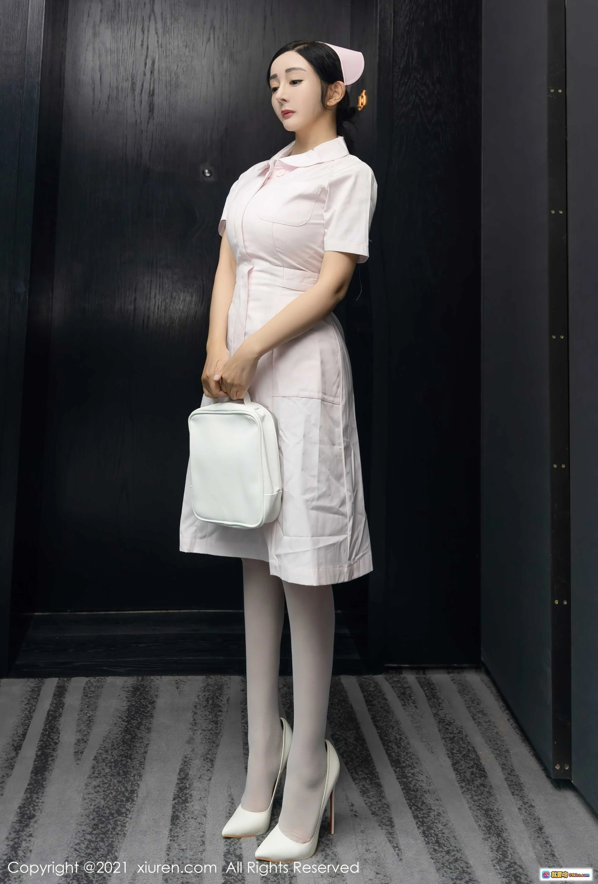 粉色护士装美女写真｜白丝高跟搭配医疗包｜优雅职业风私房摄影｜秀人网No.4209高清图集 - 就要吻