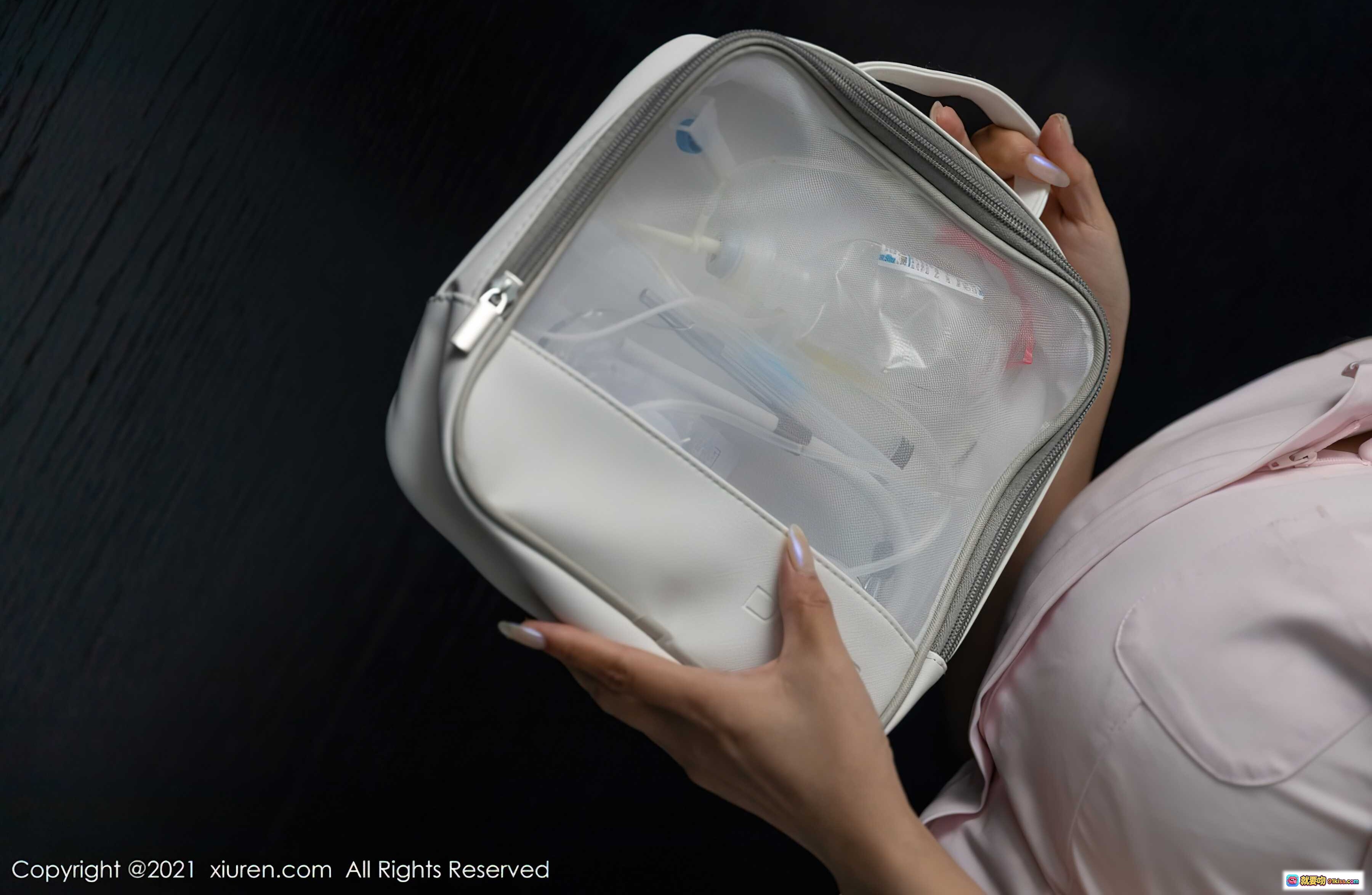 图片[4] - 粉色护士装美女写真｜白丝高跟搭配医疗包｜优雅职业风私房摄影｜秀人网No.4209高清图集 - 就要吻