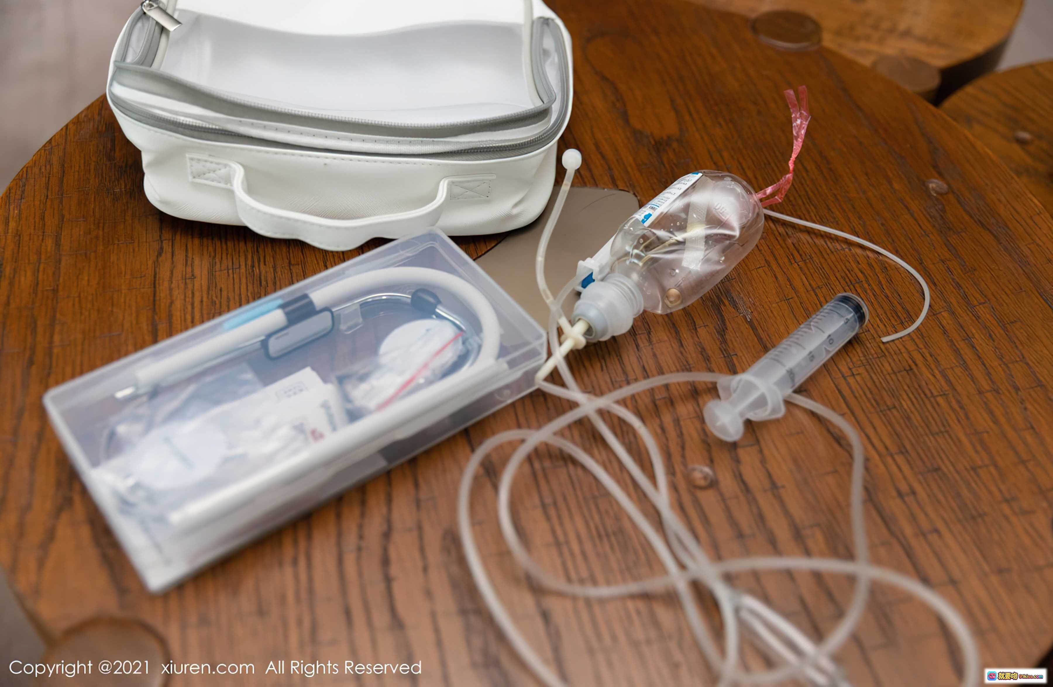 图片[10] - 粉色护士装美女写真｜白丝高跟搭配医疗包｜优雅职业风私房摄影｜秀人网No.4209高清图集 - 就要吻