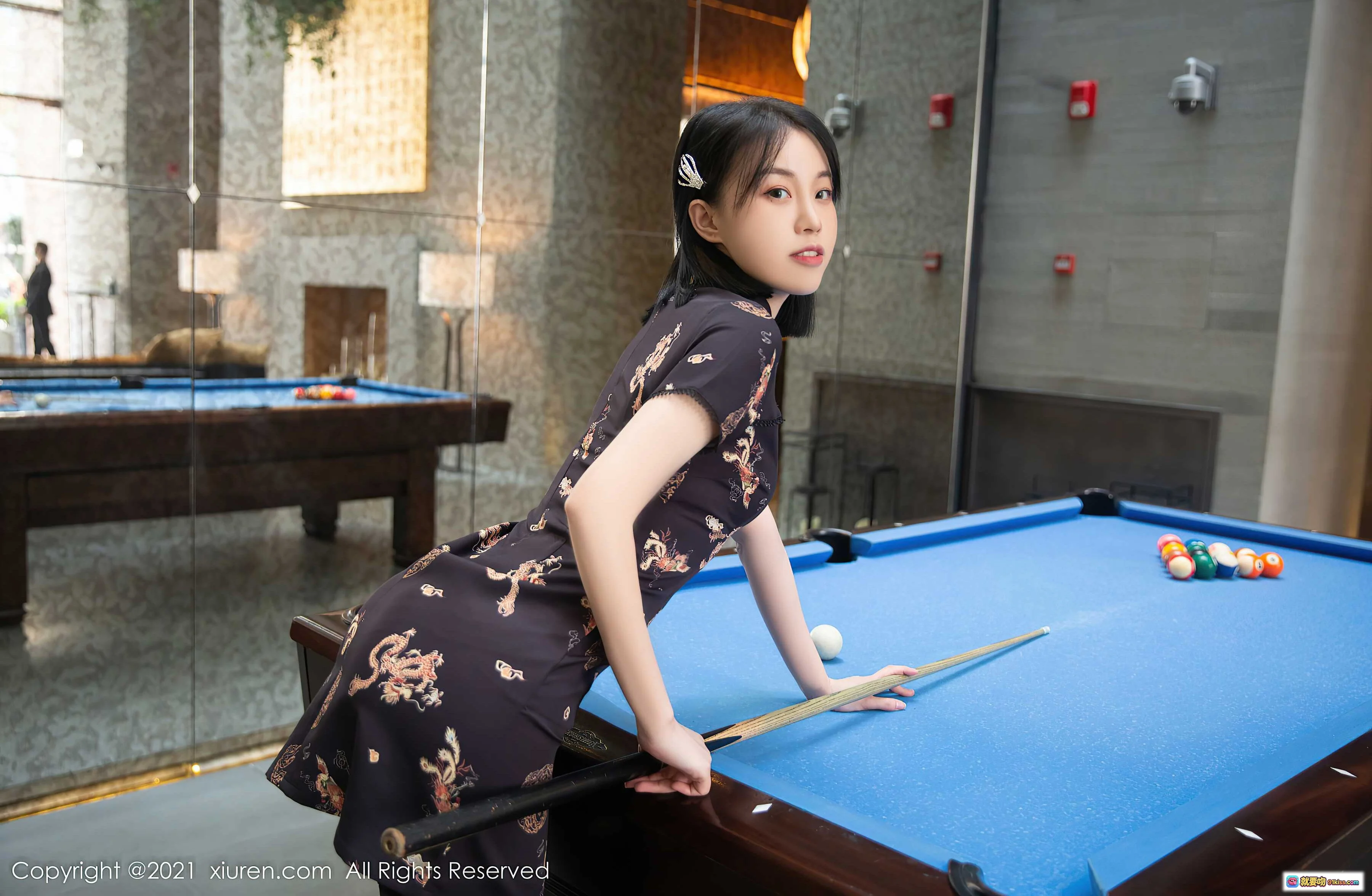 黑丝美腿少女台球写真 | 旗袍风优雅姿势 | 蓝色球桌性感摆拍 | XiuRen秀人网2021精选 - 就要吻