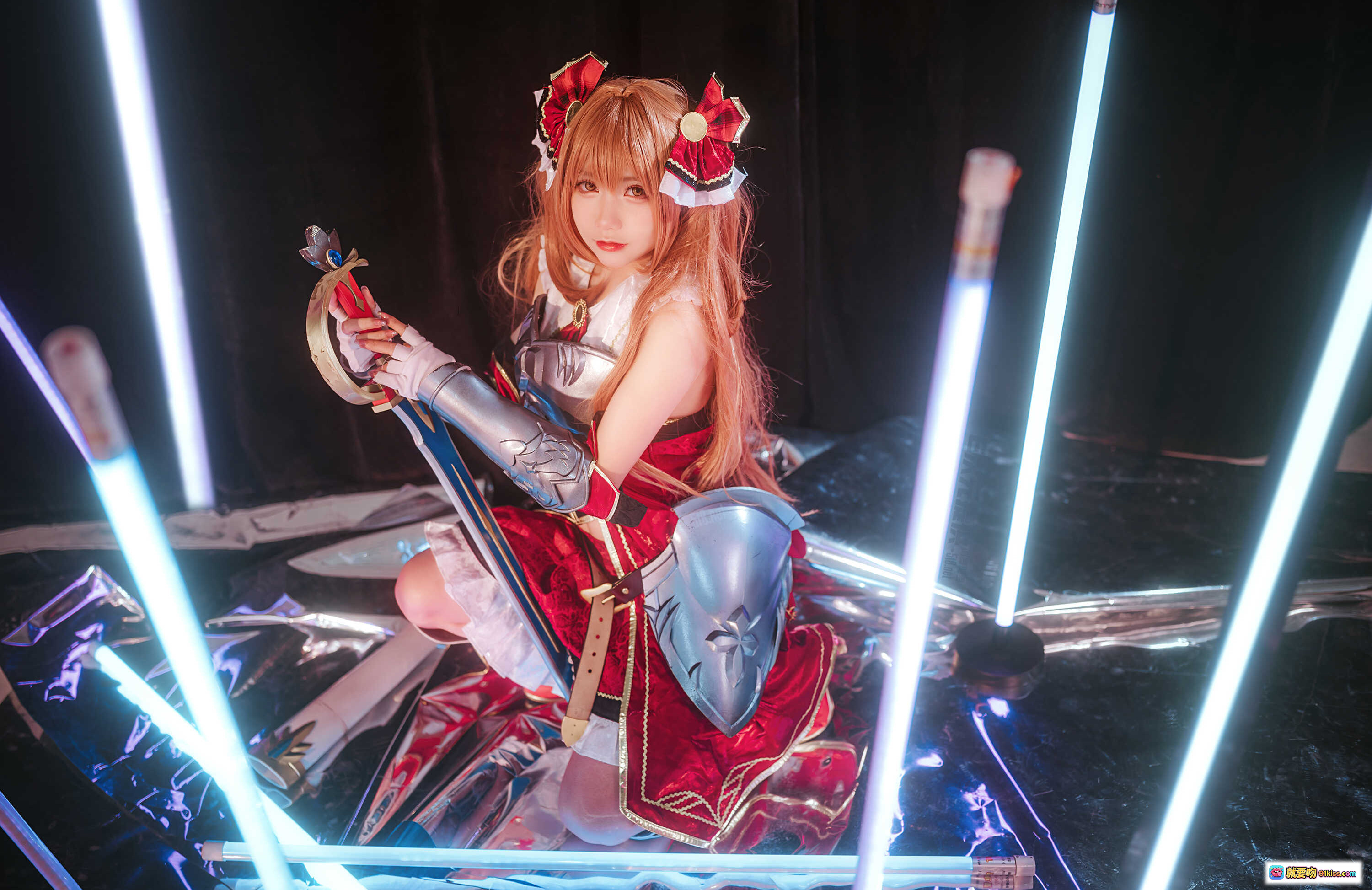图片[1] - 红发少女Cosplay持剑战士，华丽盔甲配霓虹灯效，梦幻场景尽显二次元魅力 - 就要吻