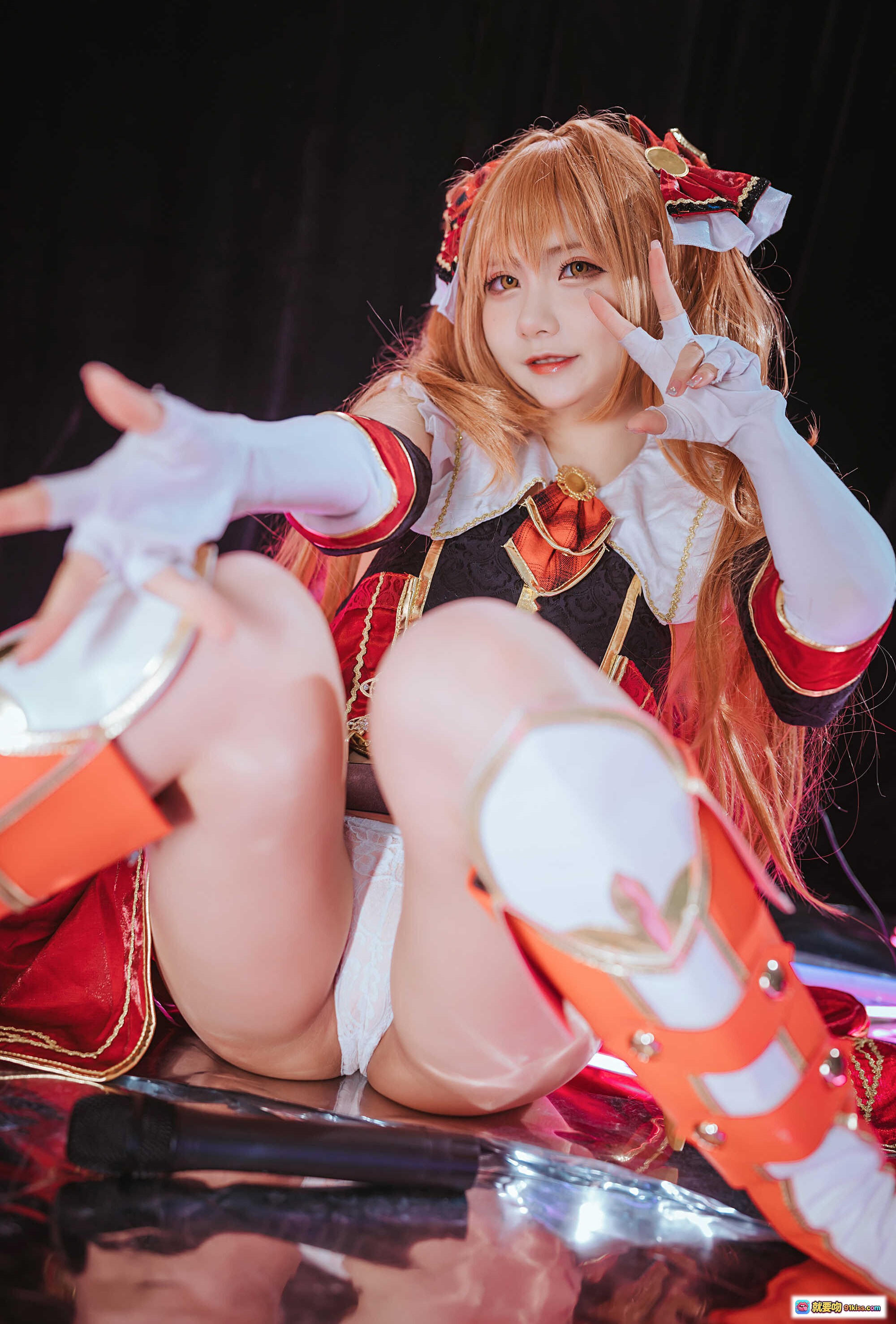图片[10] - 红发少女Cosplay持剑战士，华丽盔甲配霓虹灯效，梦幻场景尽显二次元魅力 - 就要吻