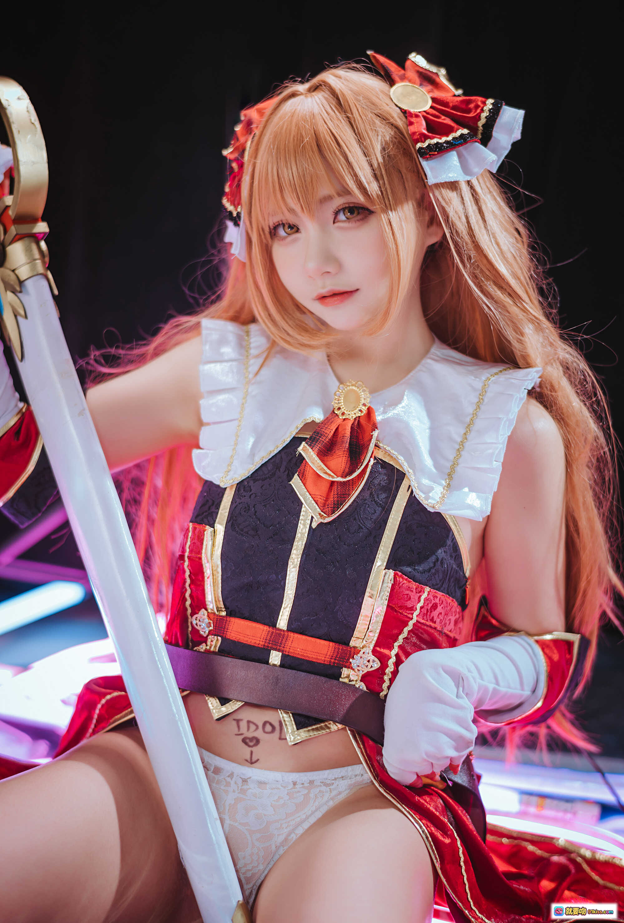 图片[4] - 红发少女Cosplay持剑战士，华丽盔甲配霓虹灯效，梦幻场景尽显二次元魅力 - 就要吻