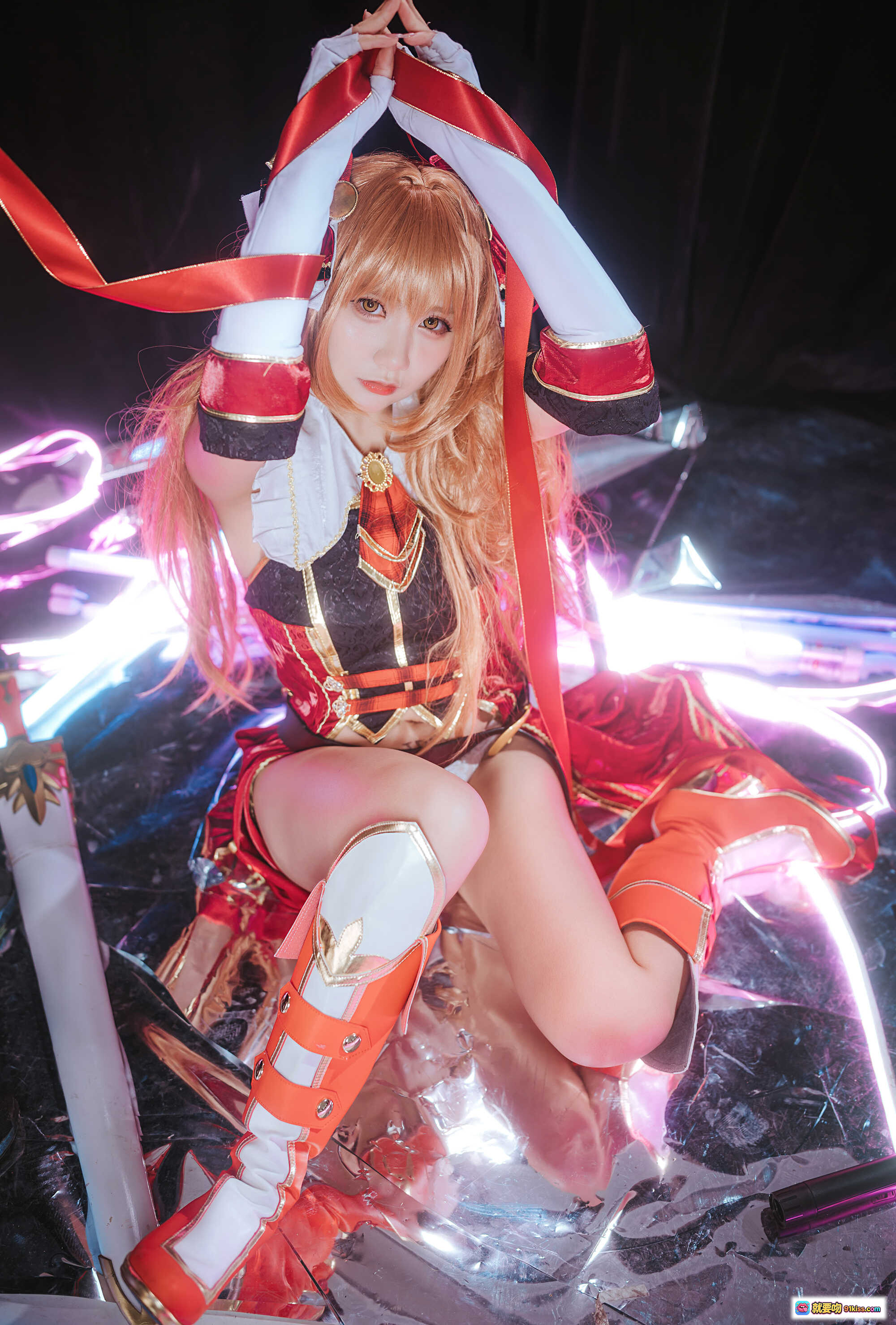 图片[8] - 红发少女Cosplay持剑战士，华丽盔甲配霓虹灯效，梦幻场景尽显二次元魅力 - 就要吻