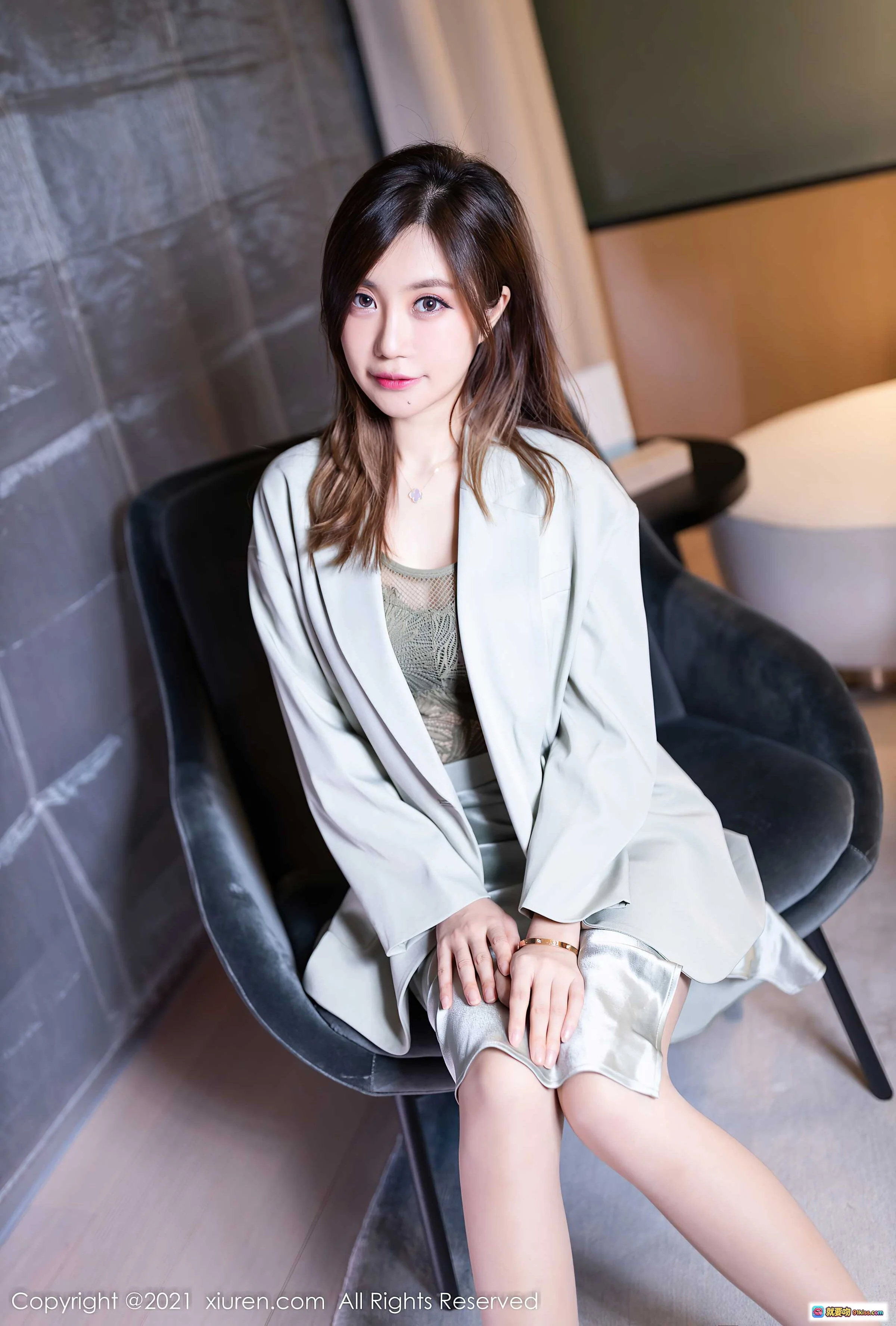 绮里嘉ula美腿御姐写真｜XiuRen秀人网2021.12.17 NO.4353｜优雅西装搭配透视内搭｜高清私房摄影图集 - 就要吻