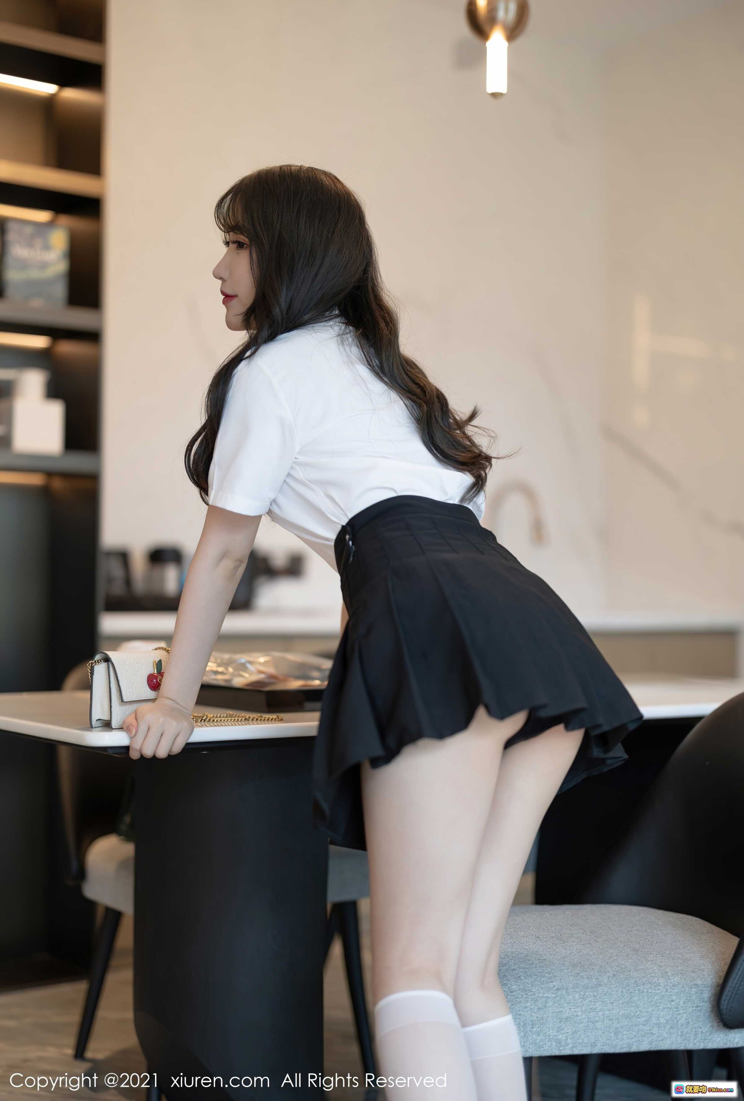图片[8] - XiuRen秀人网2021.09.16 No.3960 Cherry绯月樱 白衬衫黑百褶裙 白袜厚底鞋 甜美校园风写真 - 就要吻