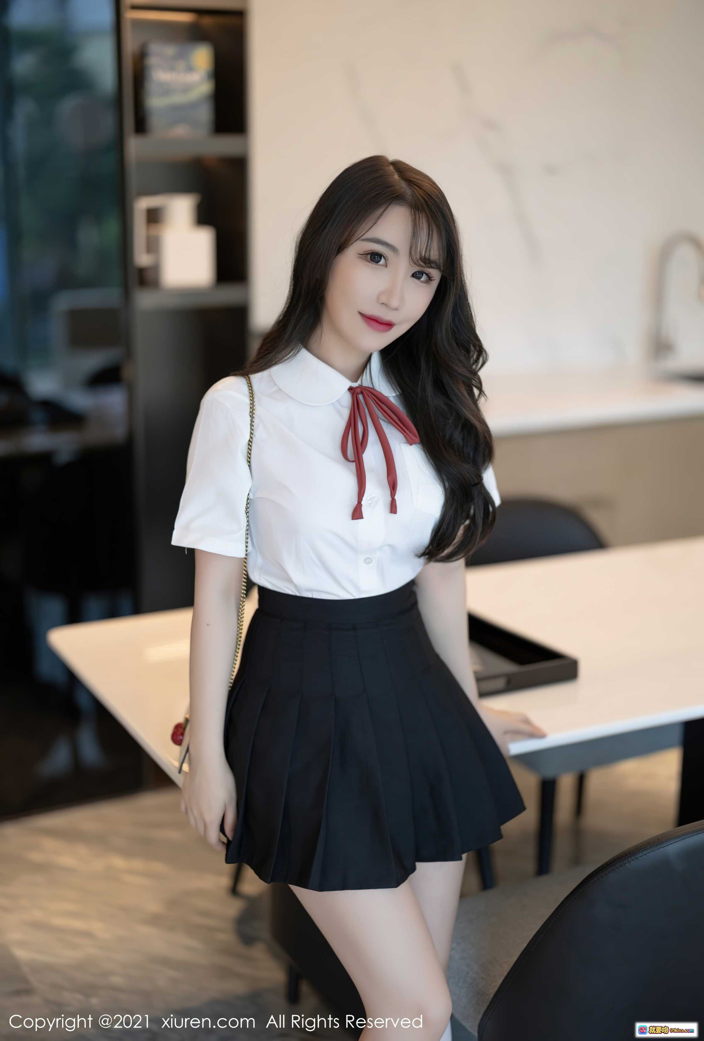 图片[2] - XiuRen秀人网2021.09.16 No.3960 Cherry绯月樱 白衬衫黑百褶裙 白袜厚底鞋 甜美校园风写真 - 就要吻