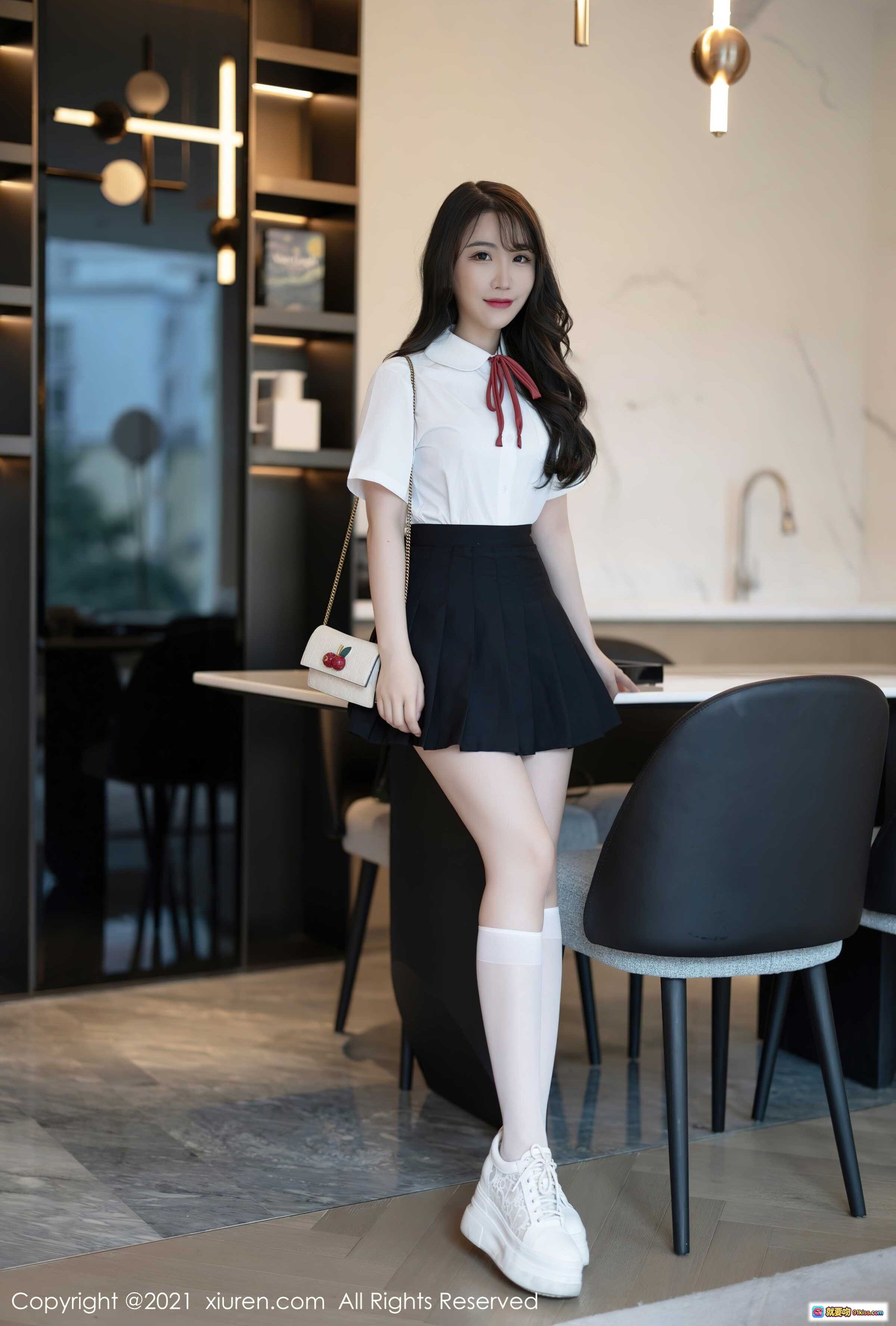 图片[1] - XiuRen秀人网2021.09.16 No.3960 Cherry绯月樱 白衬衫黑百褶裙 白袜厚底鞋 甜美校园风写真 - 就要吻