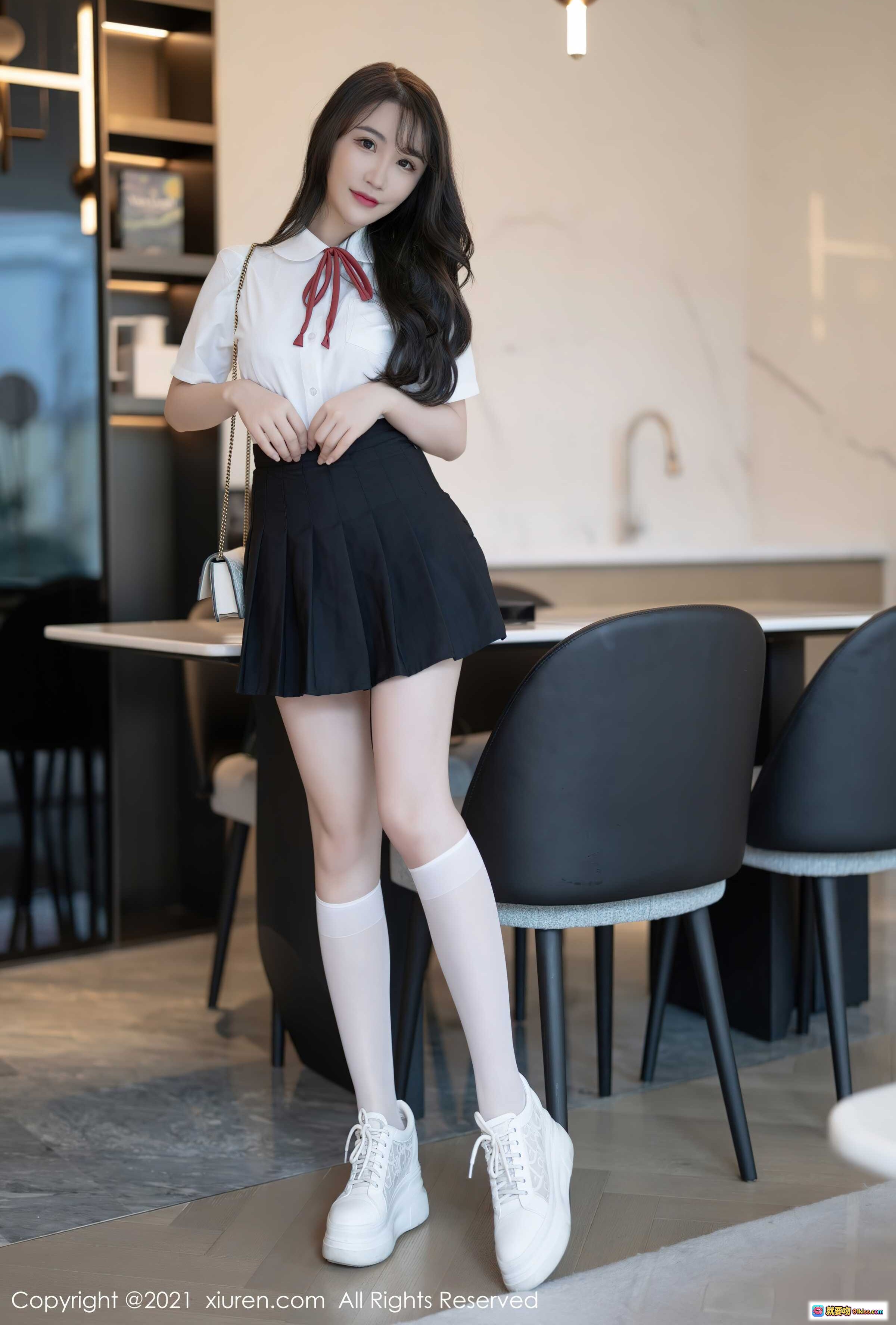图片[3] - XiuRen秀人网2021.09.16 No.3960 Cherry绯月樱 白衬衫黑百褶裙 白袜厚底鞋 甜美校园风写真 - 就要吻