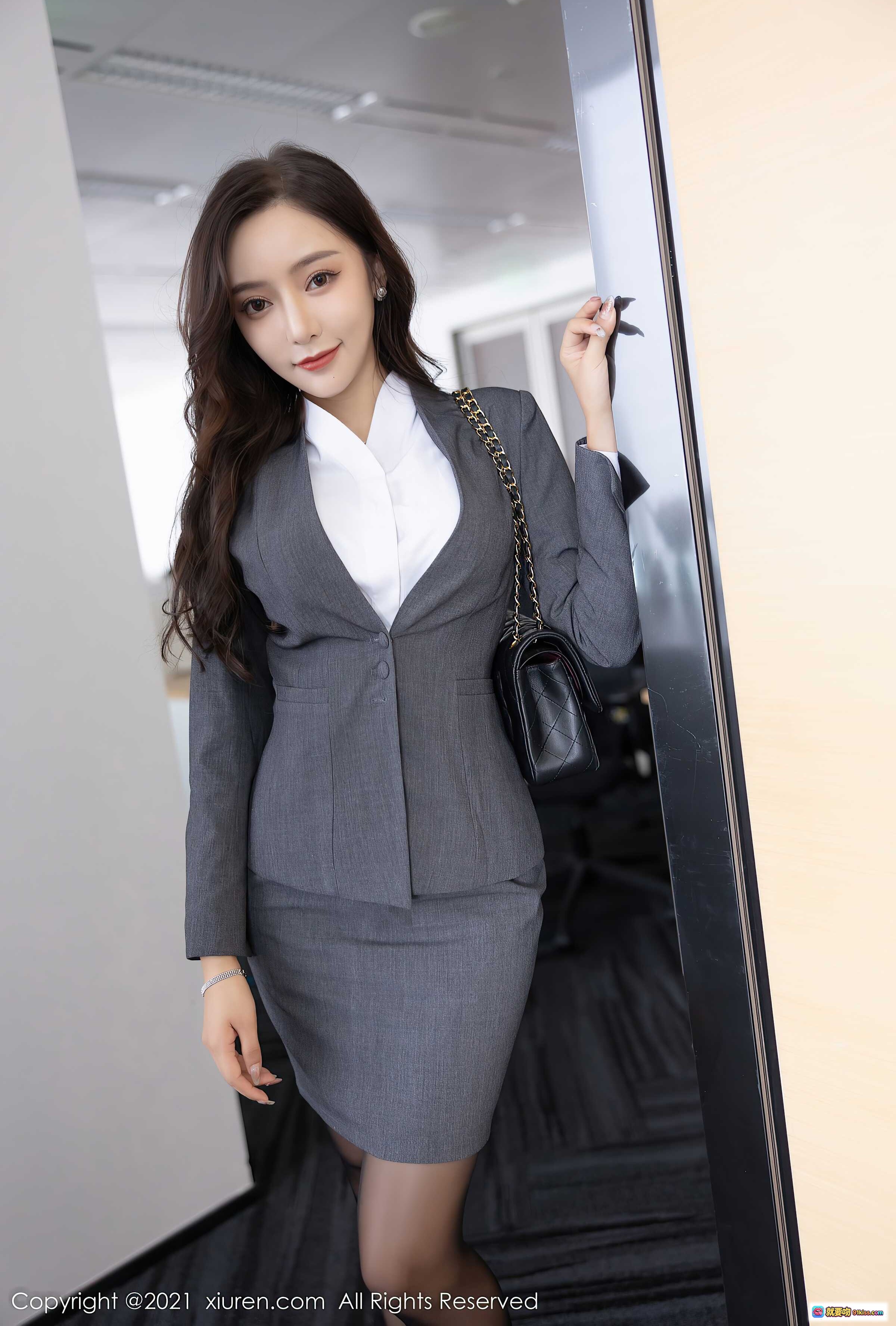 图片[9] - 王馨瑶yanni办公室性感制服写真 黑丝高跟职场女神 灰色西装套装优雅迷人 XiuRen秀人网No.4304 - 就要吻