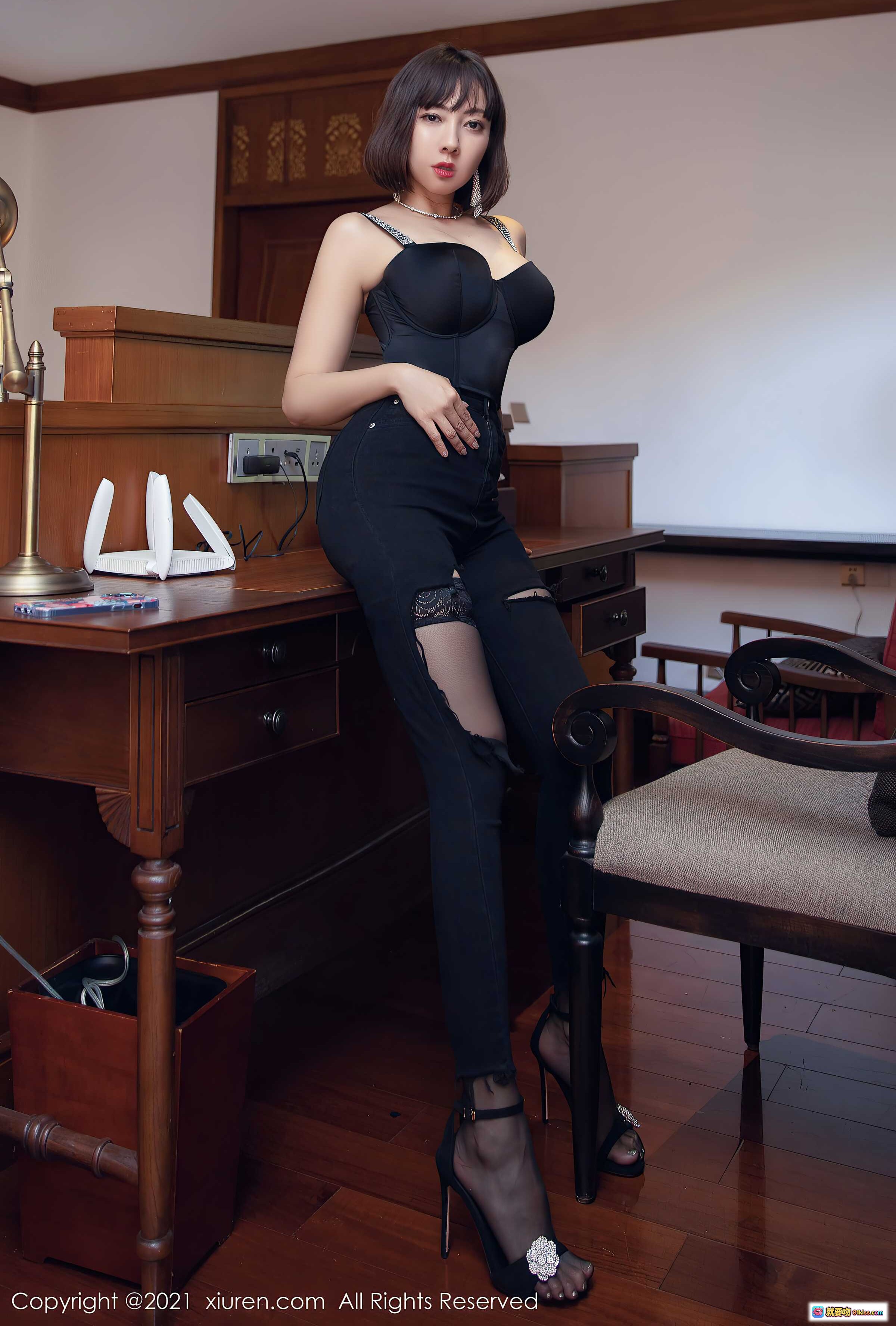 图片[2] - 果儿Victoria御姐妩媚写真｜黑色吊带胸衣+破洞牛仔裤+蕾丝黑丝高跟｜XiuRen秀人网2021.11.29 NO.4277 - 就要吻