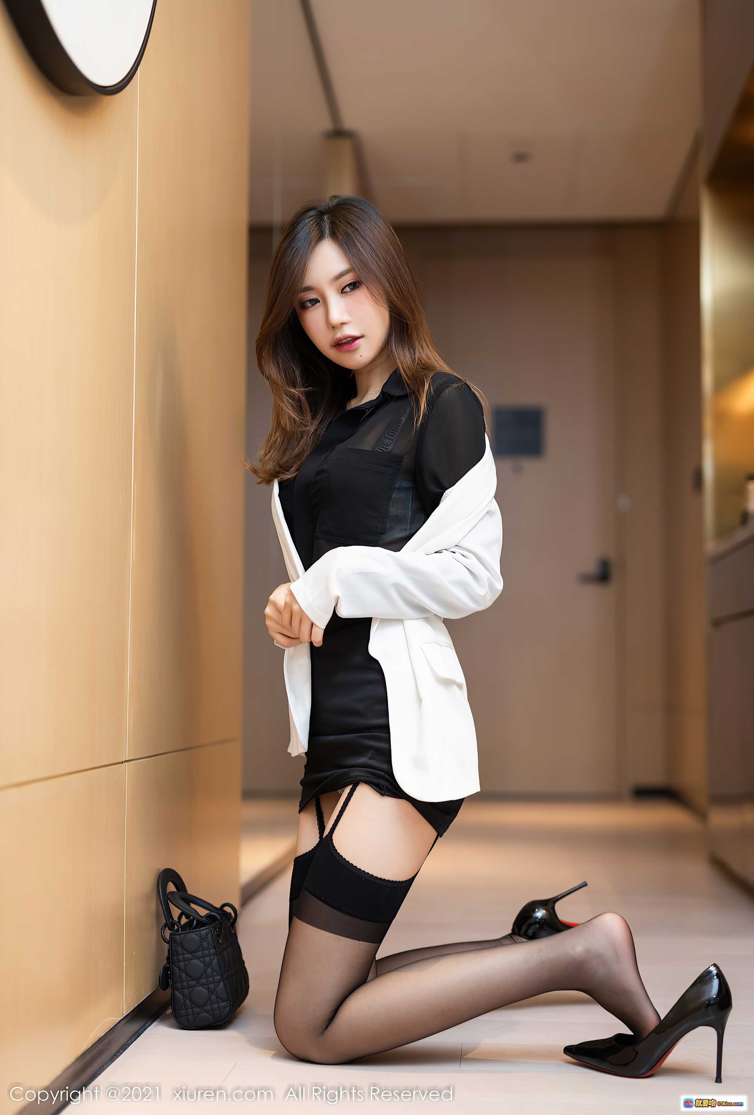 图片[8] - 绮里嘉ula秘书黑丝美腿高跟职场写真 – XiuRen秀人网2021.11.30 NO.4285 - 就要吻