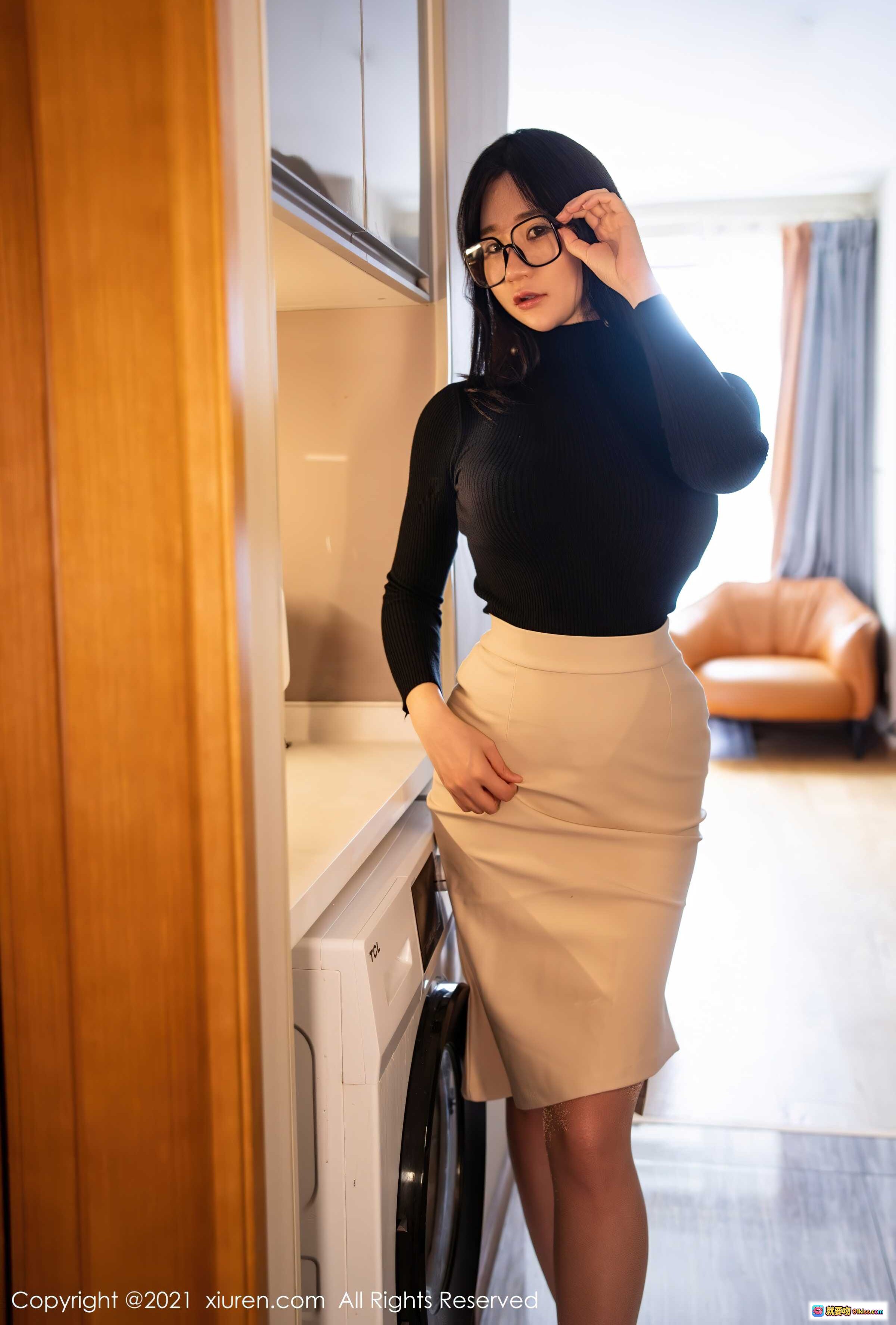 图片[8] - 顾乔楠黑衣米裙厨房洗衣房写真 | 知性眼镜美女居家生活照 | XIUREN秀人网2021.11.15 No.4212 - 就要吻