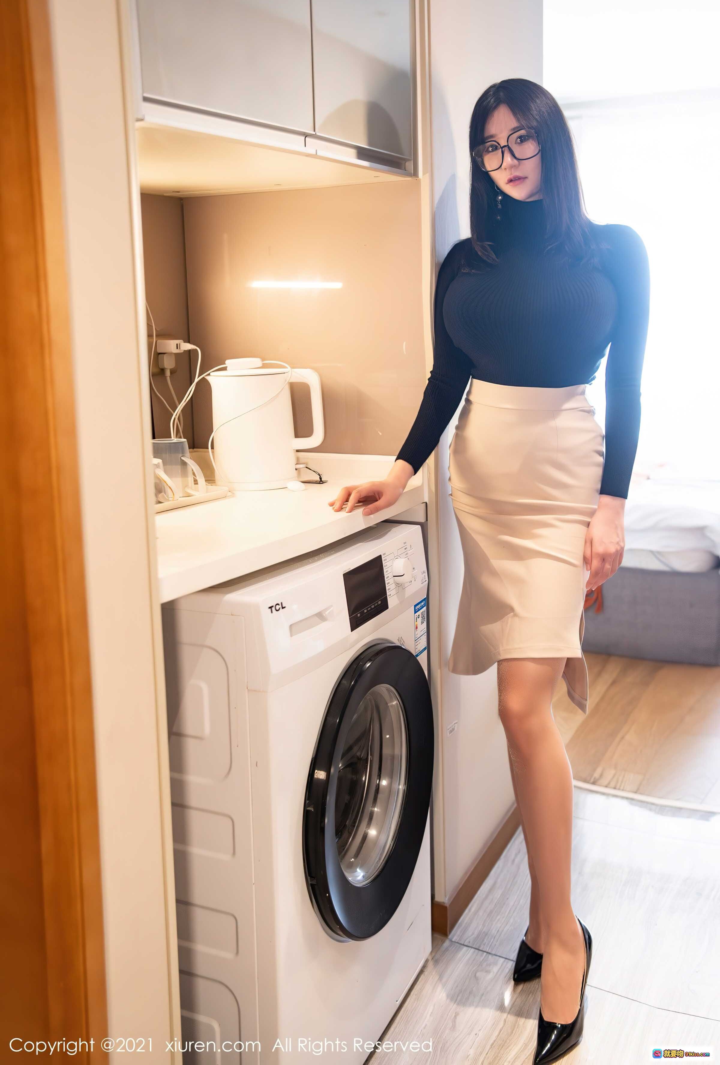 图片[2] - 顾乔楠黑衣米裙厨房洗衣房写真 | 知性眼镜美女居家生活照 | XIUREN秀人网2021.11.15 No.4212 - 就要吻