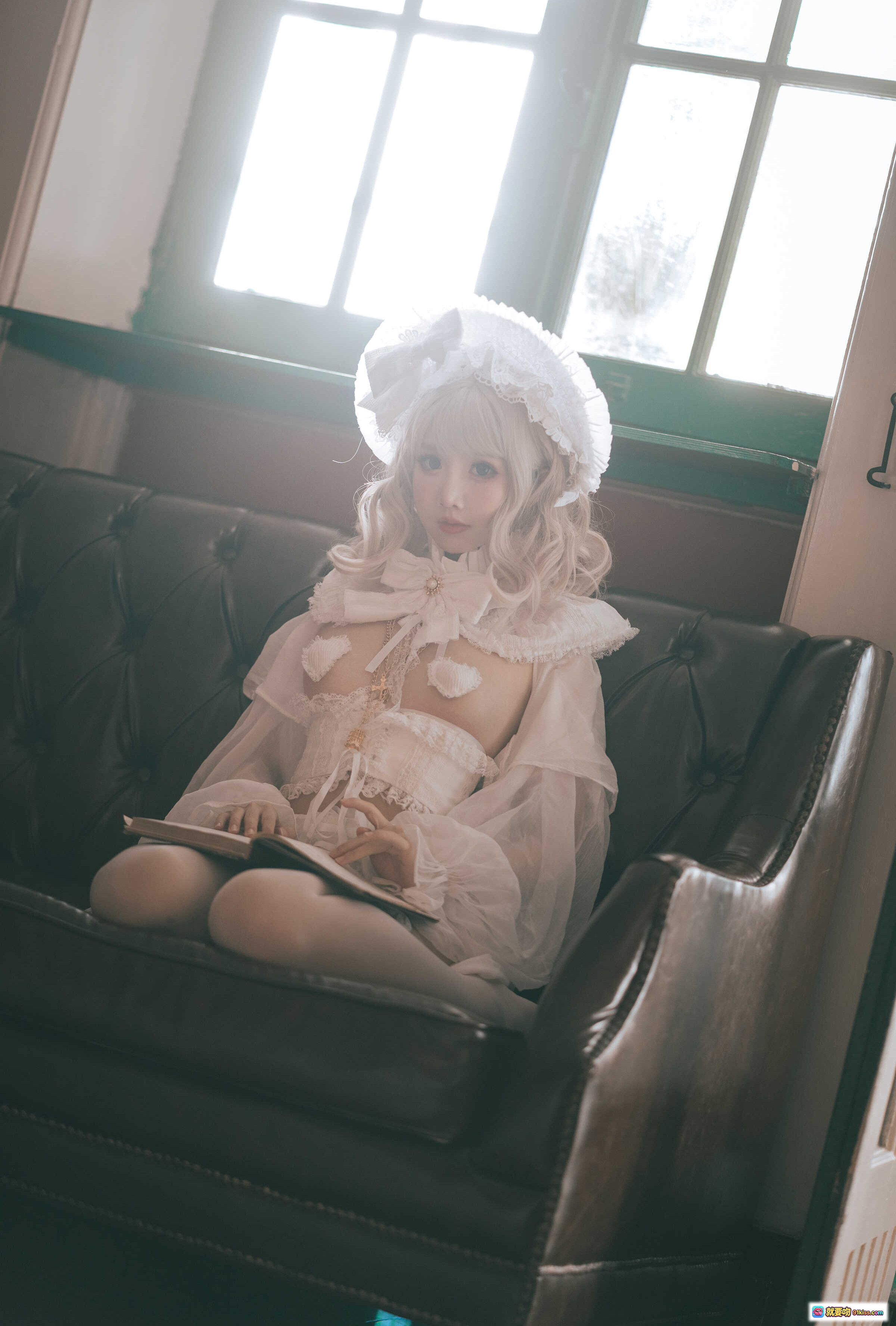 图片[7] - 面饼仙儿NO.112法兰西洛丽塔写真｜白色蕾丝头饰+透视薄纱+心形胸饰+复古皮沙发+手持古书少女风 - 就要吻