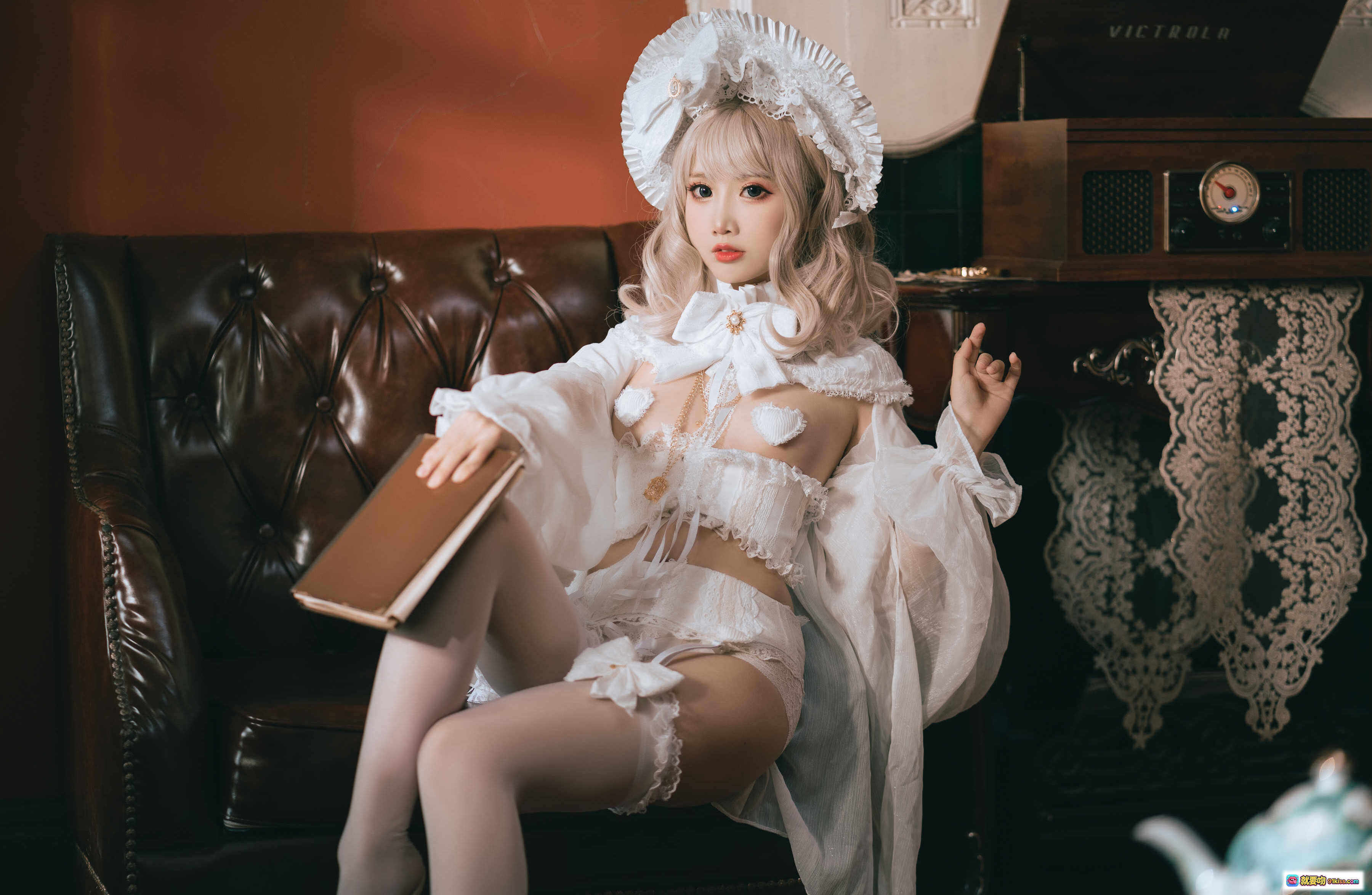 图片[5] - 面饼仙儿NO.112法兰西洛丽塔写真｜白色蕾丝头饰+透视薄纱+心形胸饰+复古皮沙发+手持古书少女风 - 就要吻