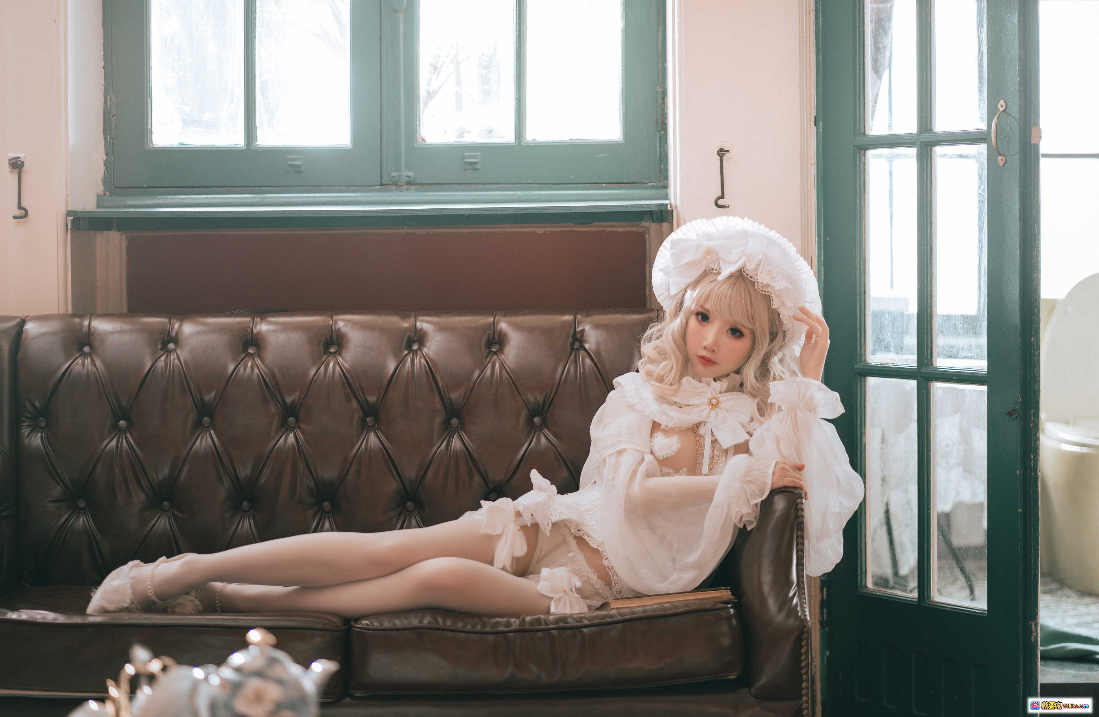 图片[9] - 面饼仙儿NO.112法兰西洛丽塔写真｜白色蕾丝头饰+透视薄纱+心形胸饰+复古皮沙发+手持古书少女风 - 就要吻