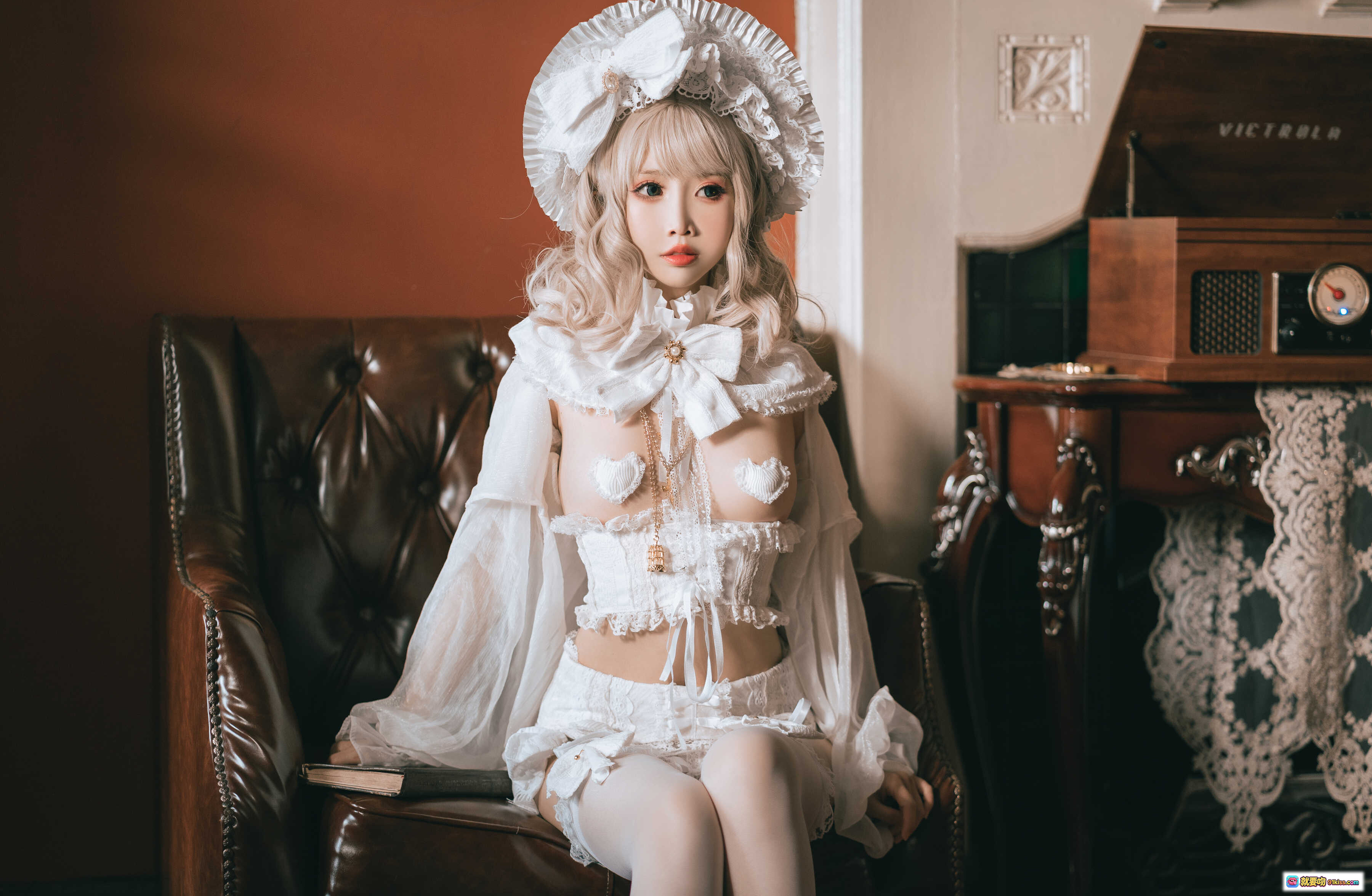 图片[6] - 面饼仙儿NO.112法兰西洛丽塔写真｜白色蕾丝头饰+透视薄纱+心形胸饰+复古皮沙发+手持古书少女风 - 就要吻