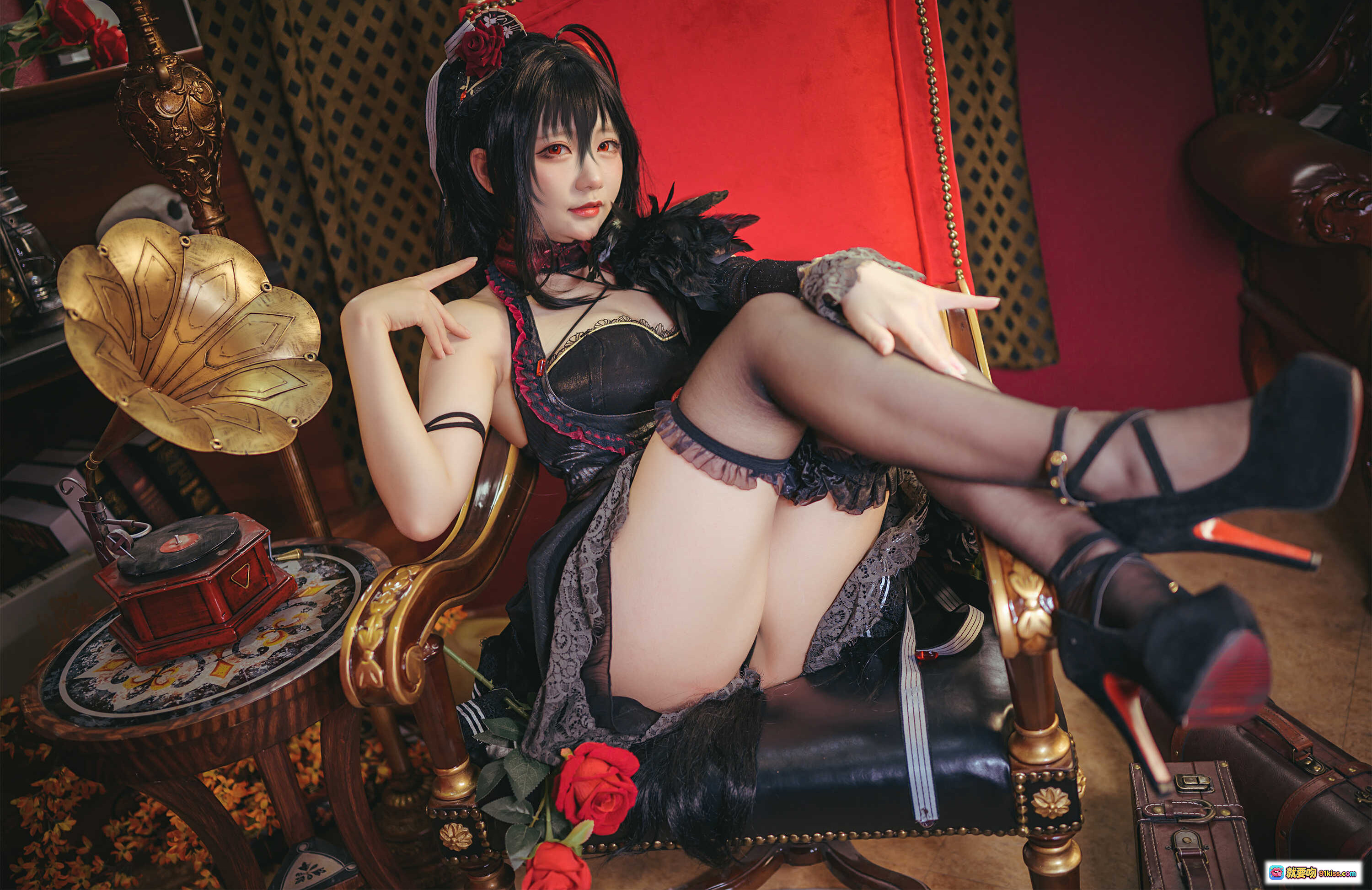图片[1] - 大凤COS写真｜黑丝蕾丝性感造型｜复古红椅玫瑰装饰｜精致妆容与华丽服饰｜NO.004 25P高清图集 - 就要吻