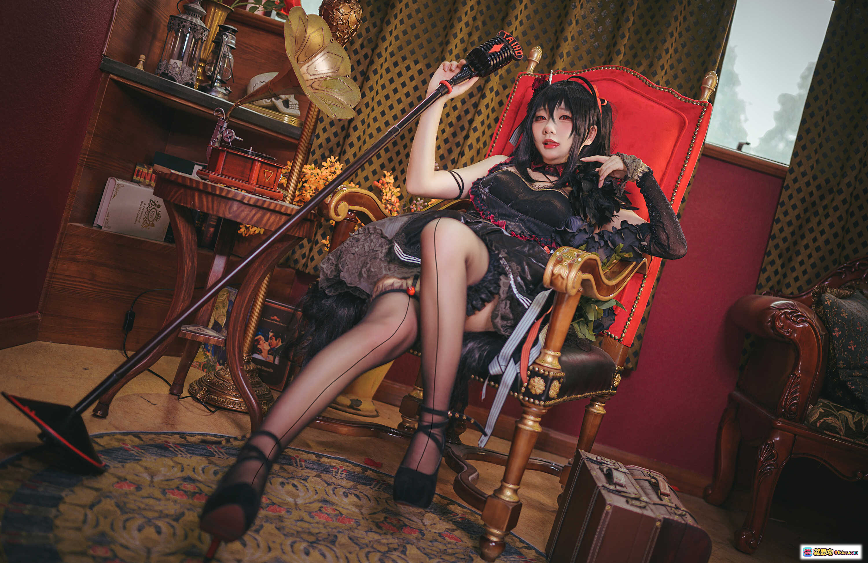 图片[2] - 大凤COS写真｜黑丝蕾丝性感造型｜复古红椅玫瑰装饰｜精致妆容与华丽服饰｜NO.004 25P高清图集 - 就要吻