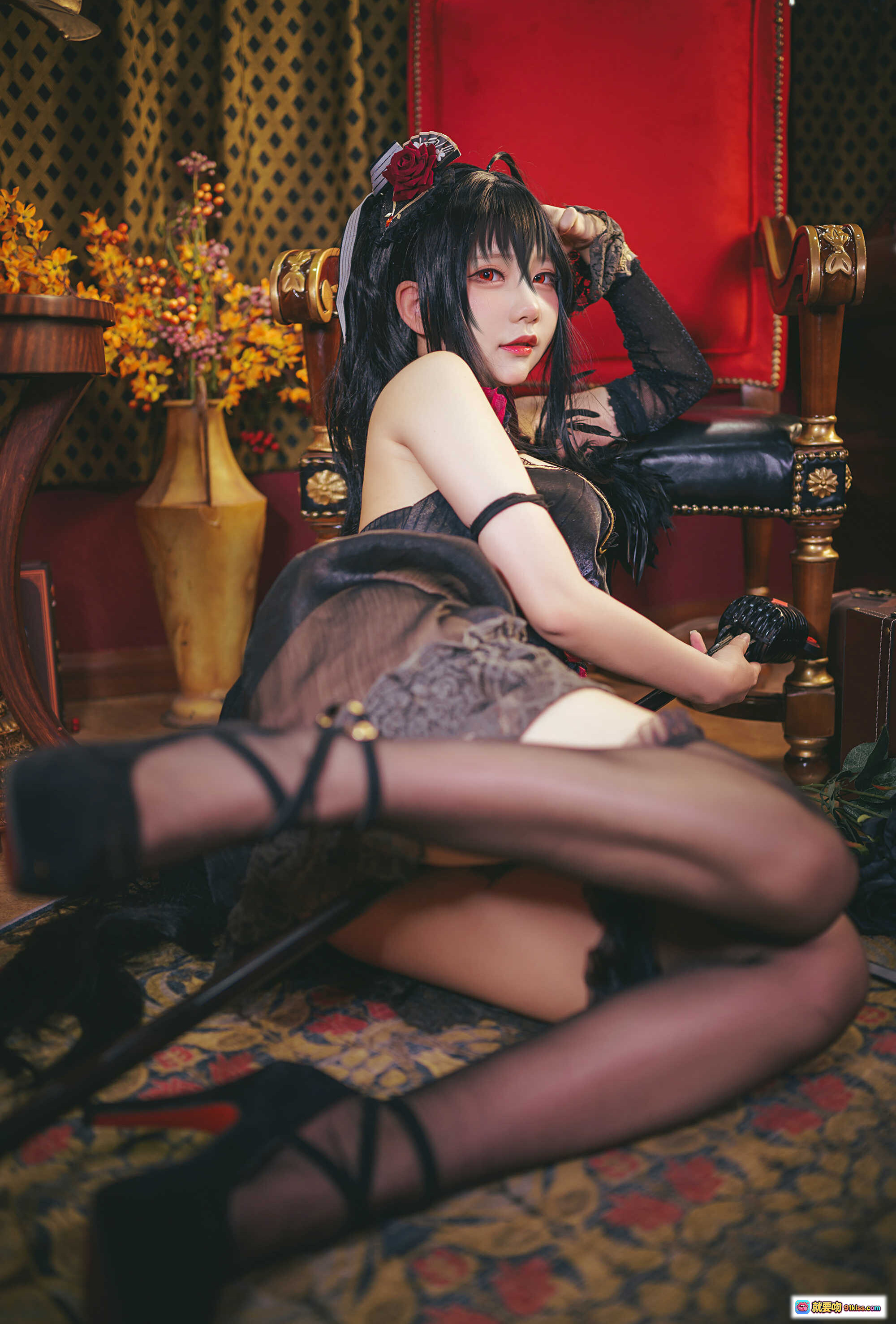图片[9] - 大凤COS写真｜黑丝蕾丝性感造型｜复古红椅玫瑰装饰｜精致妆容与华丽服饰｜NO.004 25P高清图集 - 就要吻