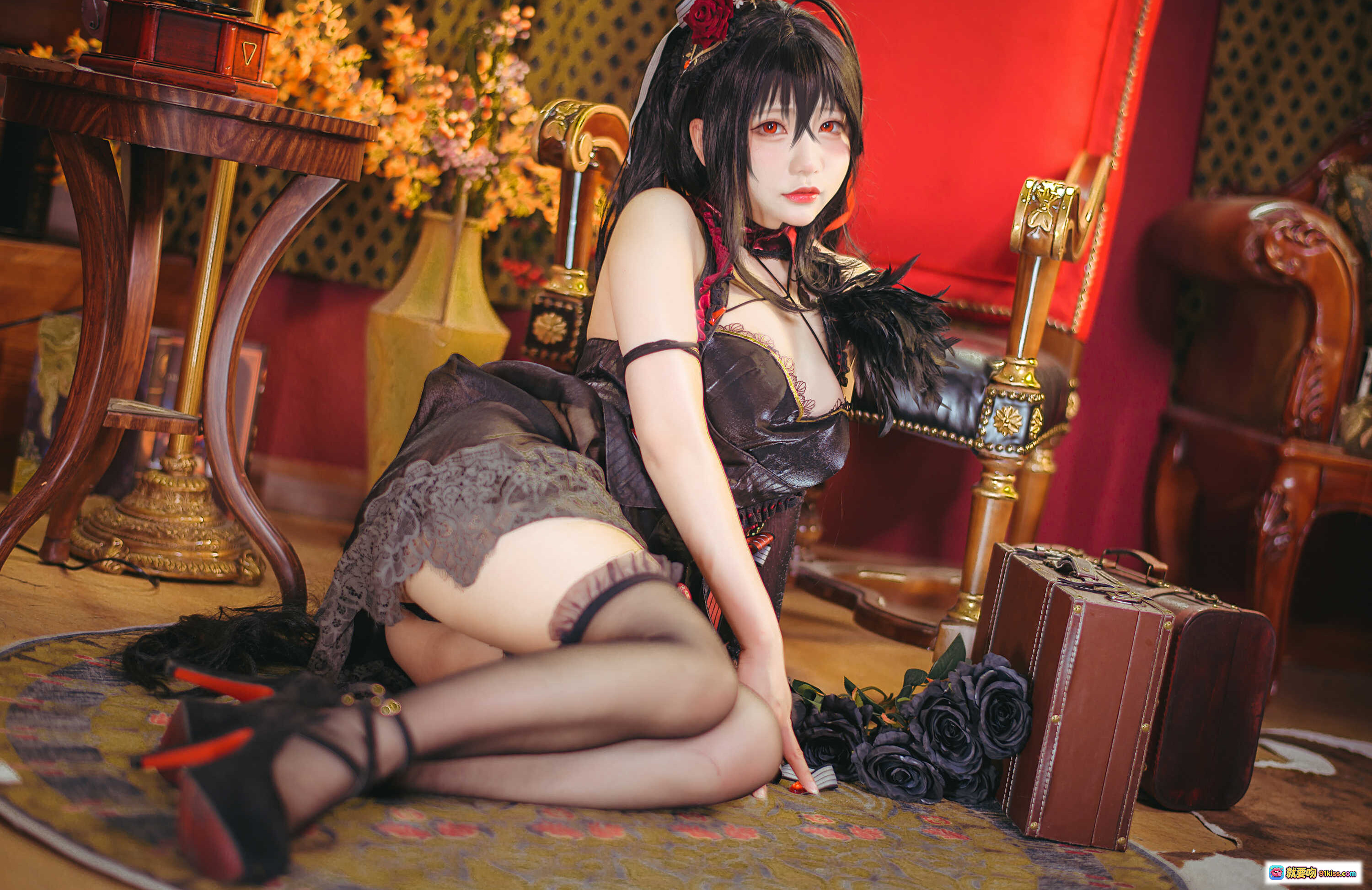图片[8] - 大凤COS写真｜黑丝蕾丝性感造型｜复古红椅玫瑰装饰｜精致妆容与华丽服饰｜NO.004 25P高清图集 - 就要吻