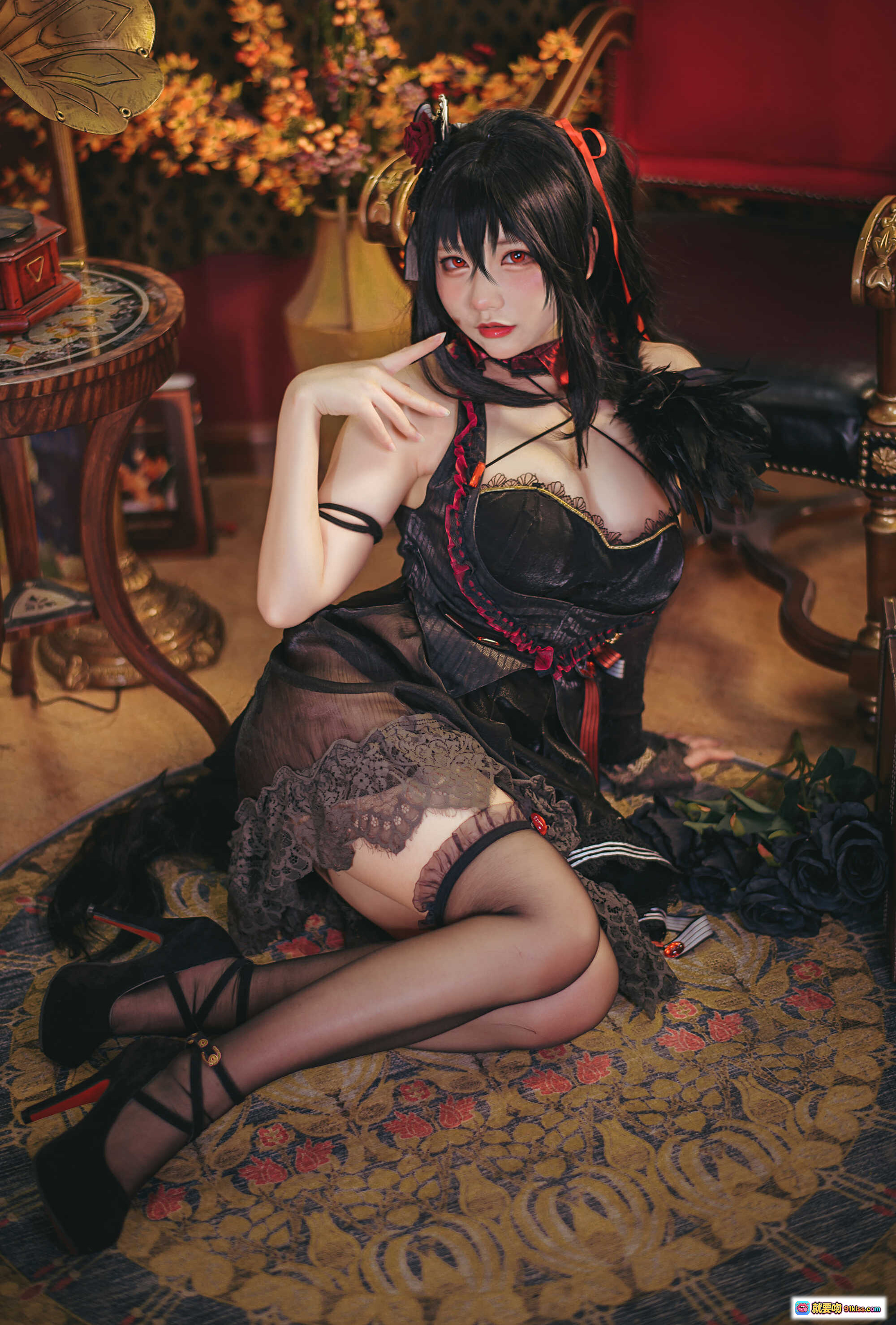图片[6] - 大凤COS写真｜黑丝蕾丝性感造型｜复古红椅玫瑰装饰｜精致妆容与华丽服饰｜NO.004 25P高清图集 - 就要吻