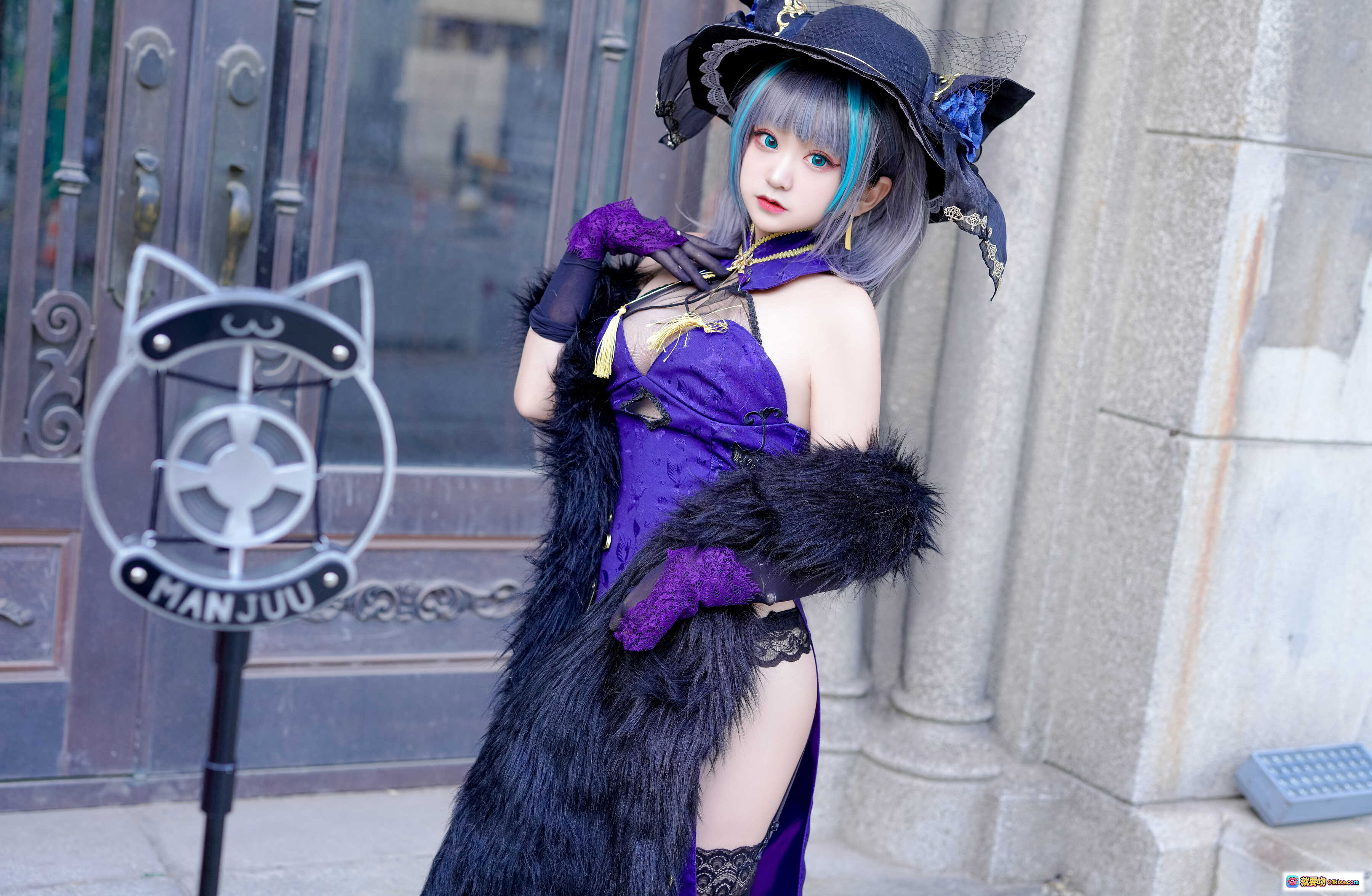 图片[1] - 恩田直幸柴郡旗袍Cosplay写真｜紫色蕾丝高开叉旗袍+黑毛绒外套+猫耳巫师帽｜33P高清美图 - 就要吻