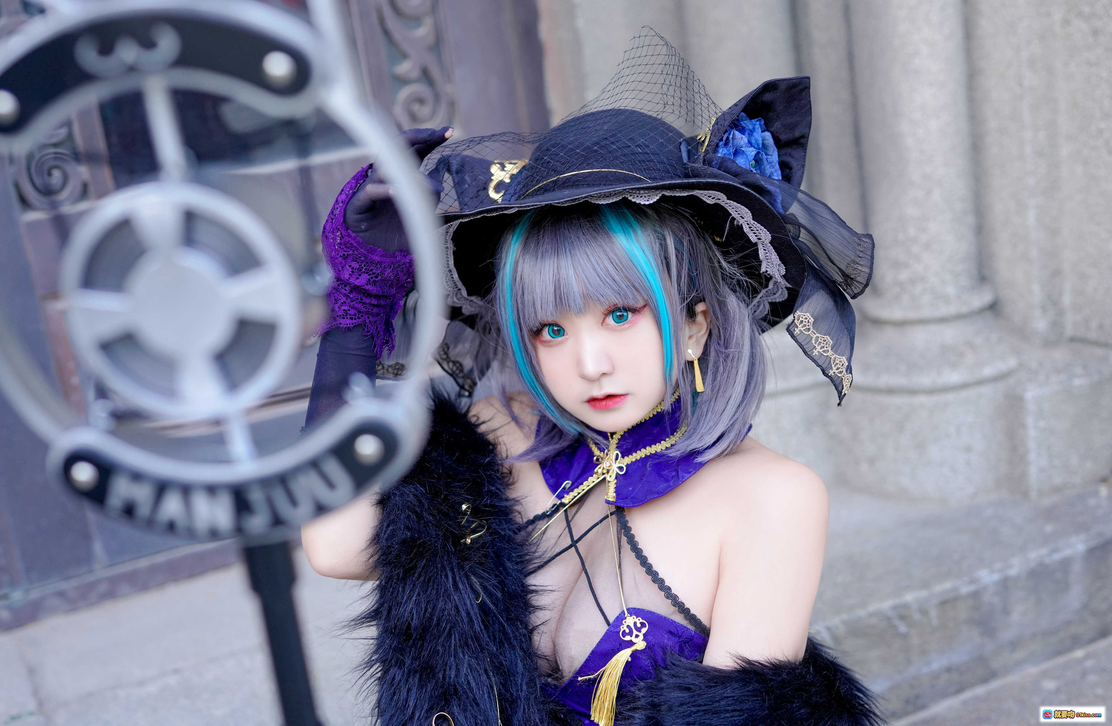 图片[4] - 恩田直幸柴郡旗袍Cosplay写真｜紫色蕾丝高开叉旗袍+黑毛绒外套+猫耳巫师帽｜33P高清美图 - 就要吻