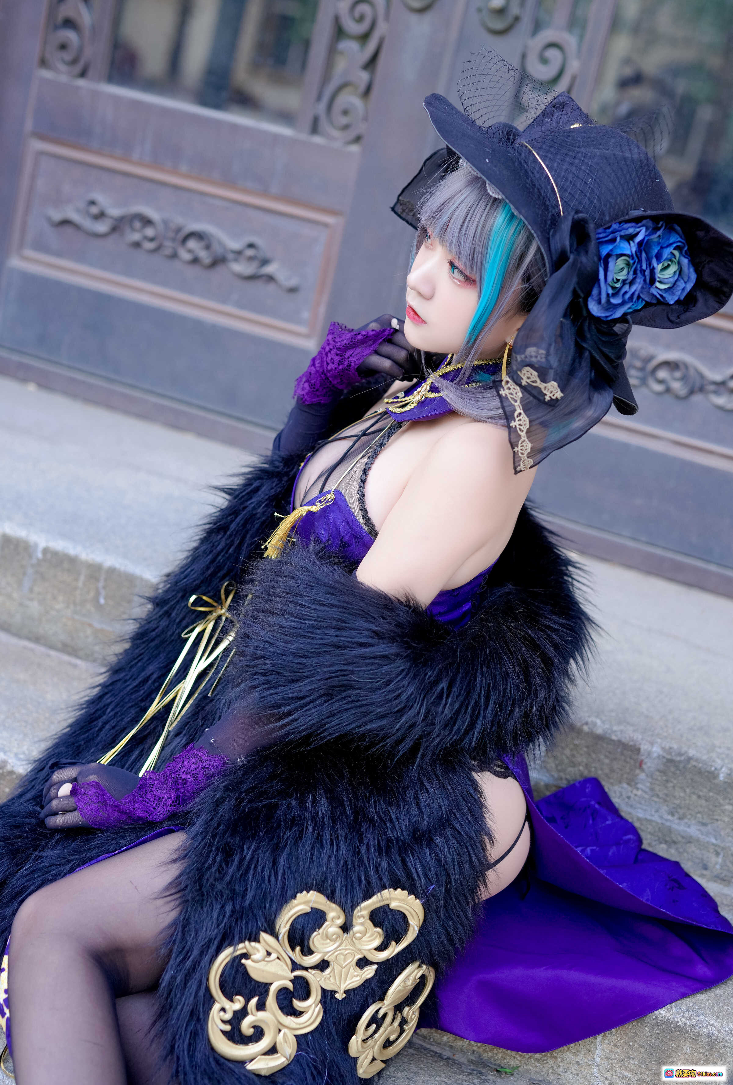图片[5] - 恩田直幸柴郡旗袍Cosplay写真｜紫色蕾丝高开叉旗袍+黑毛绒外套+猫耳巫师帽｜33P高清美图 - 就要吻