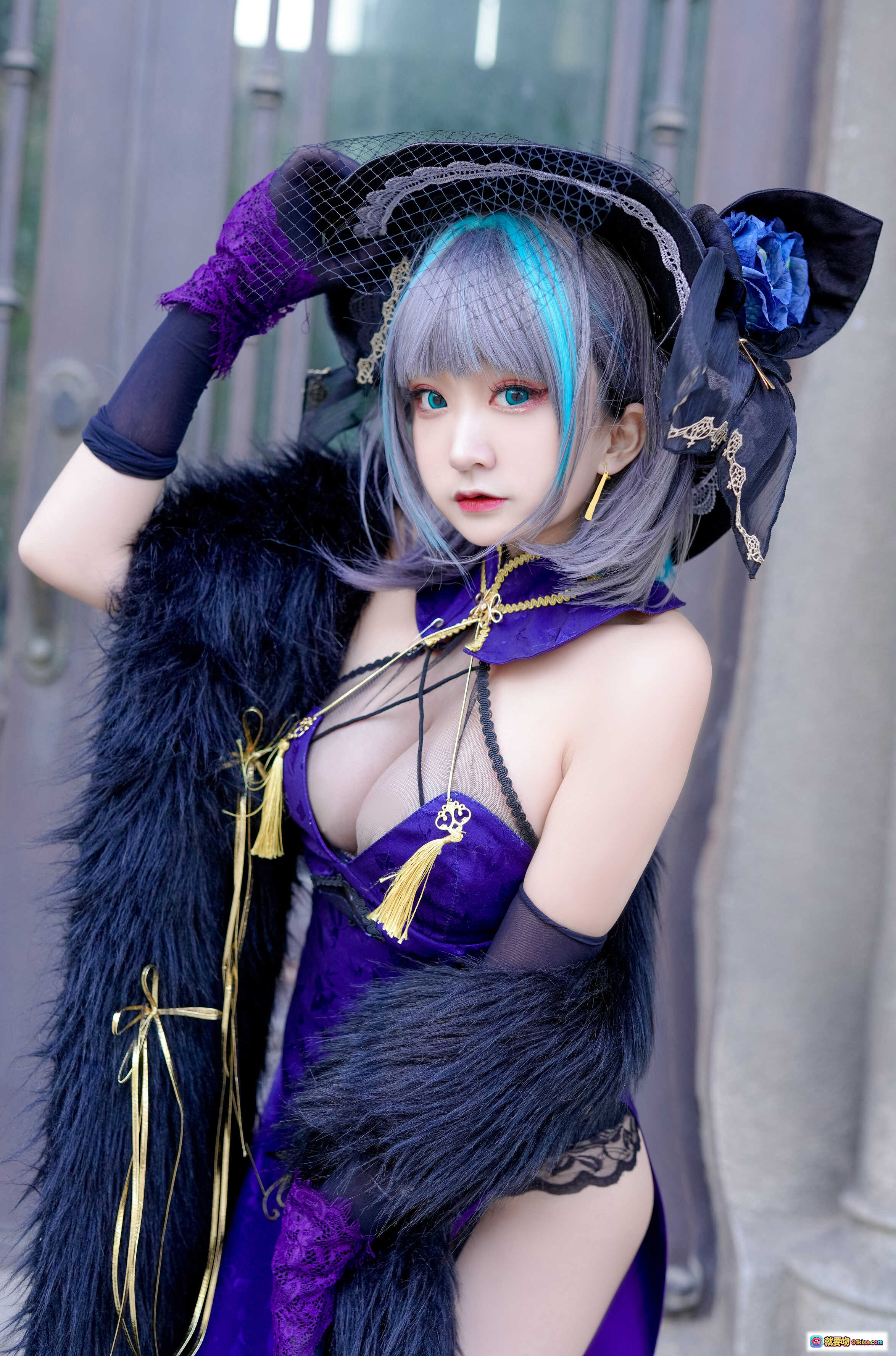 图片[2] - 恩田直幸柴郡旗袍Cosplay写真｜紫色蕾丝高开叉旗袍+黑毛绒外套+猫耳巫师帽｜33P高清美图 - 就要吻