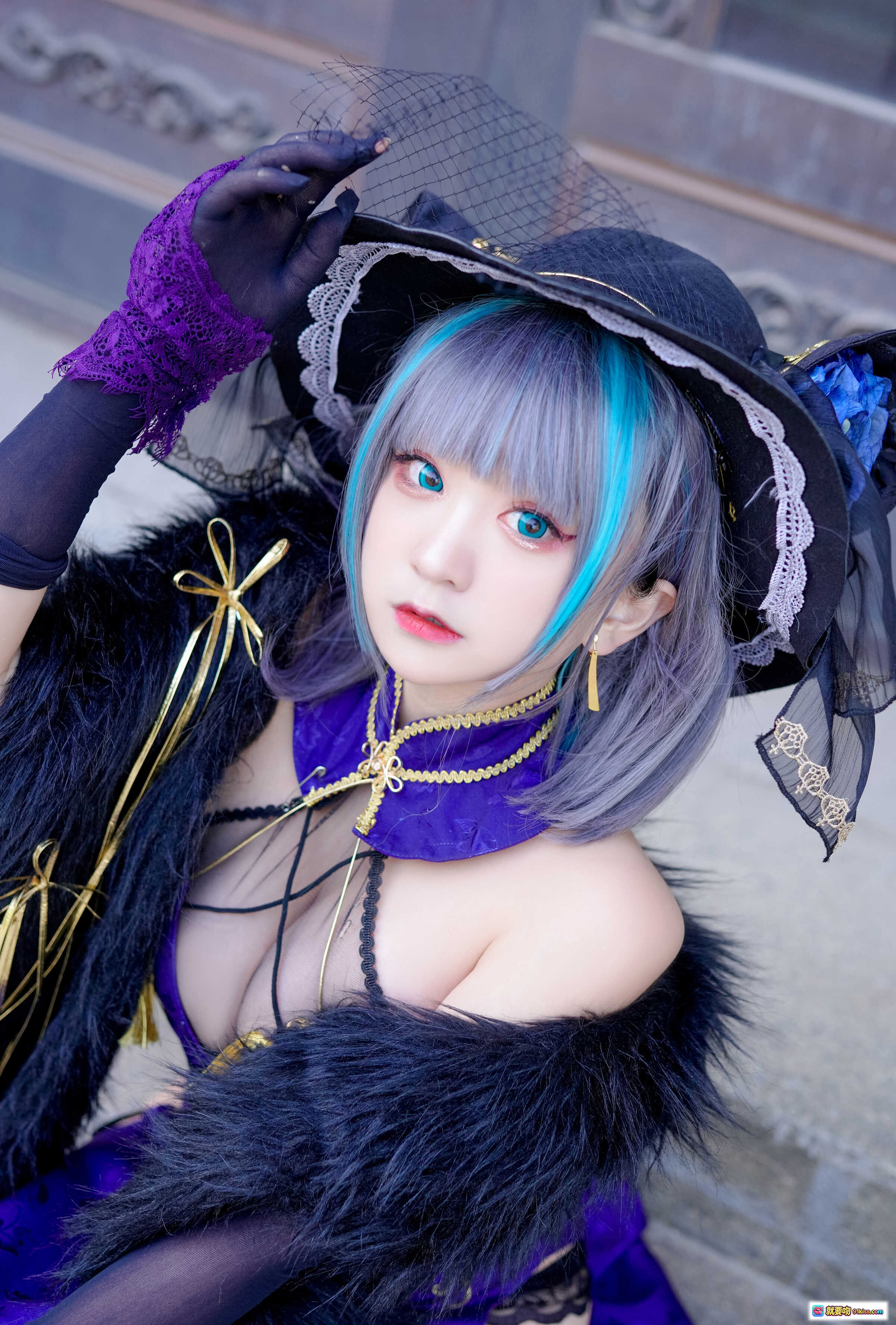 图片[10] - 恩田直幸柴郡旗袍Cosplay写真｜紫色蕾丝高开叉旗袍+黑毛绒外套+猫耳巫师帽｜33P高清美图 - 就要吻