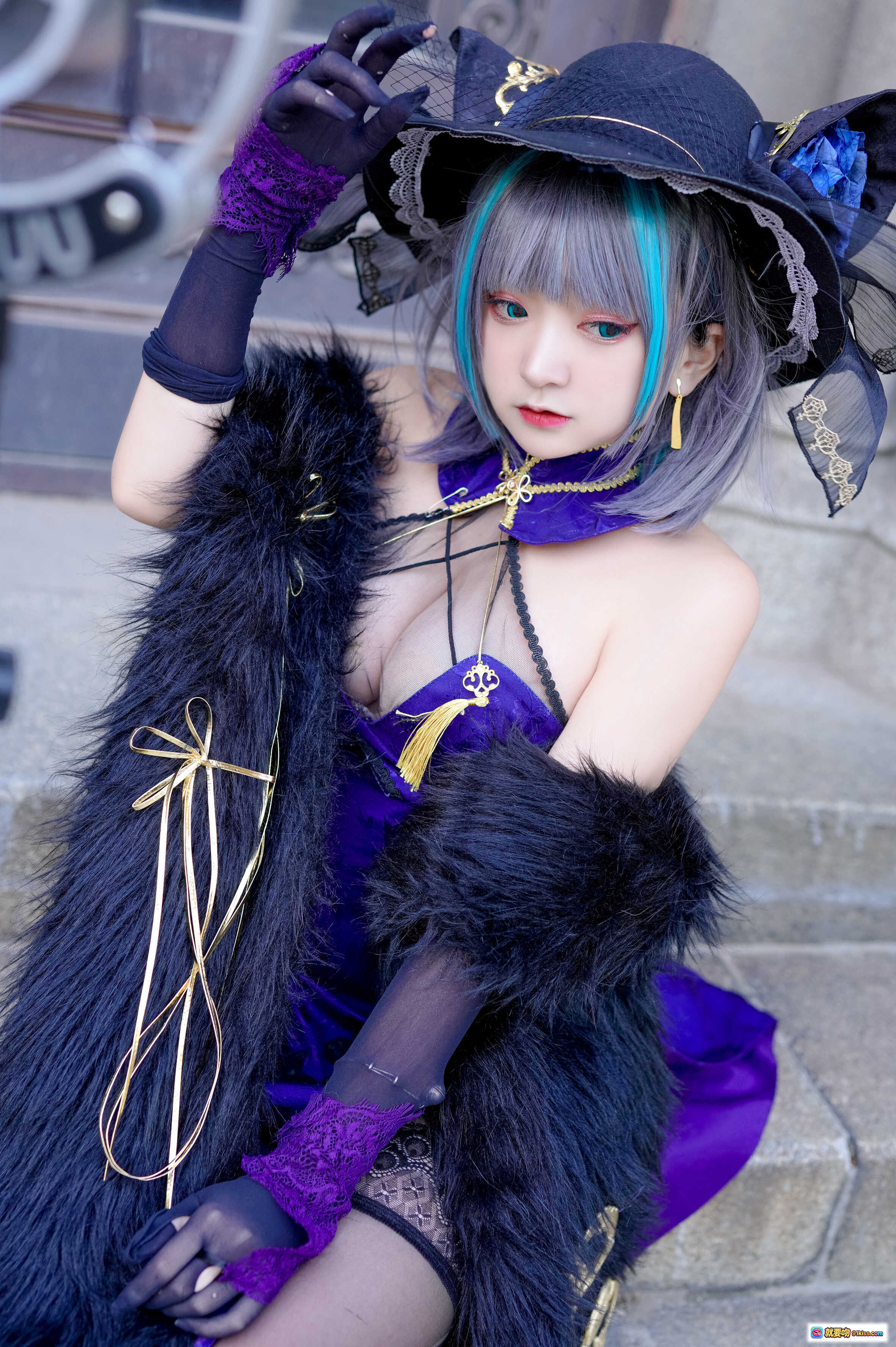 图片[3] - 恩田直幸柴郡旗袍Cosplay写真｜紫色蕾丝高开叉旗袍+黑毛绒外套+猫耳巫师帽｜33P高清美图 - 就要吻