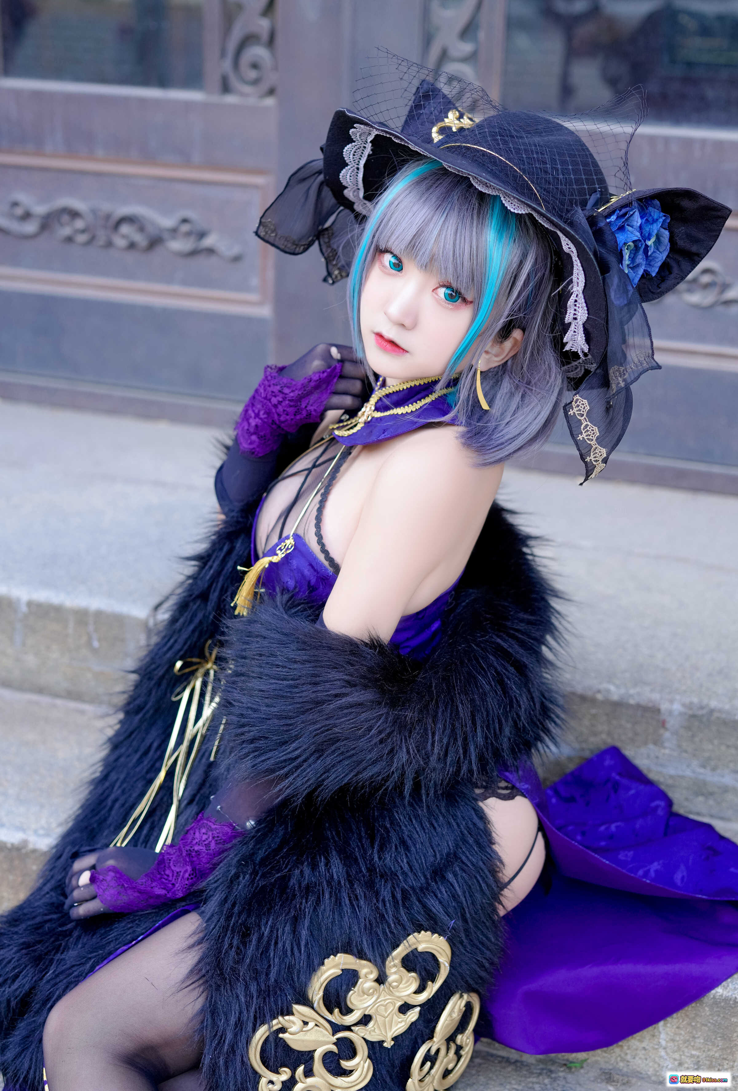 图片[7] - 恩田直幸柴郡旗袍Cosplay写真｜紫色蕾丝高开叉旗袍+黑毛绒外套+猫耳巫师帽｜33P高清美图 - 就要吻