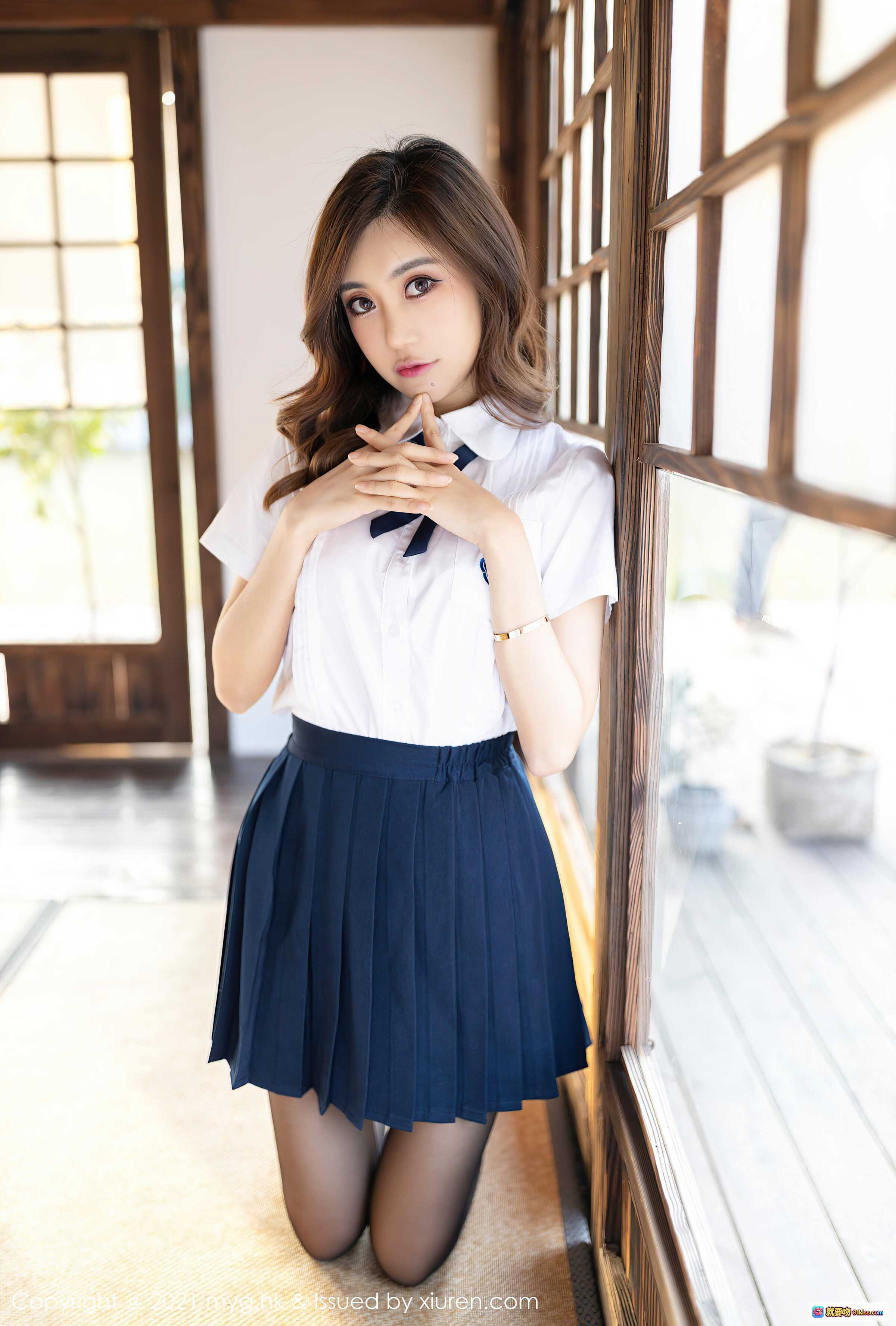图片[4] - 绮里嘉ula日系校服写真 | 白衬衫蓝领结深蓝百褶裙 | 木质窗边跪坐少女风 | MyGirl美媛馆2021 VOL.618 - 就要吻
