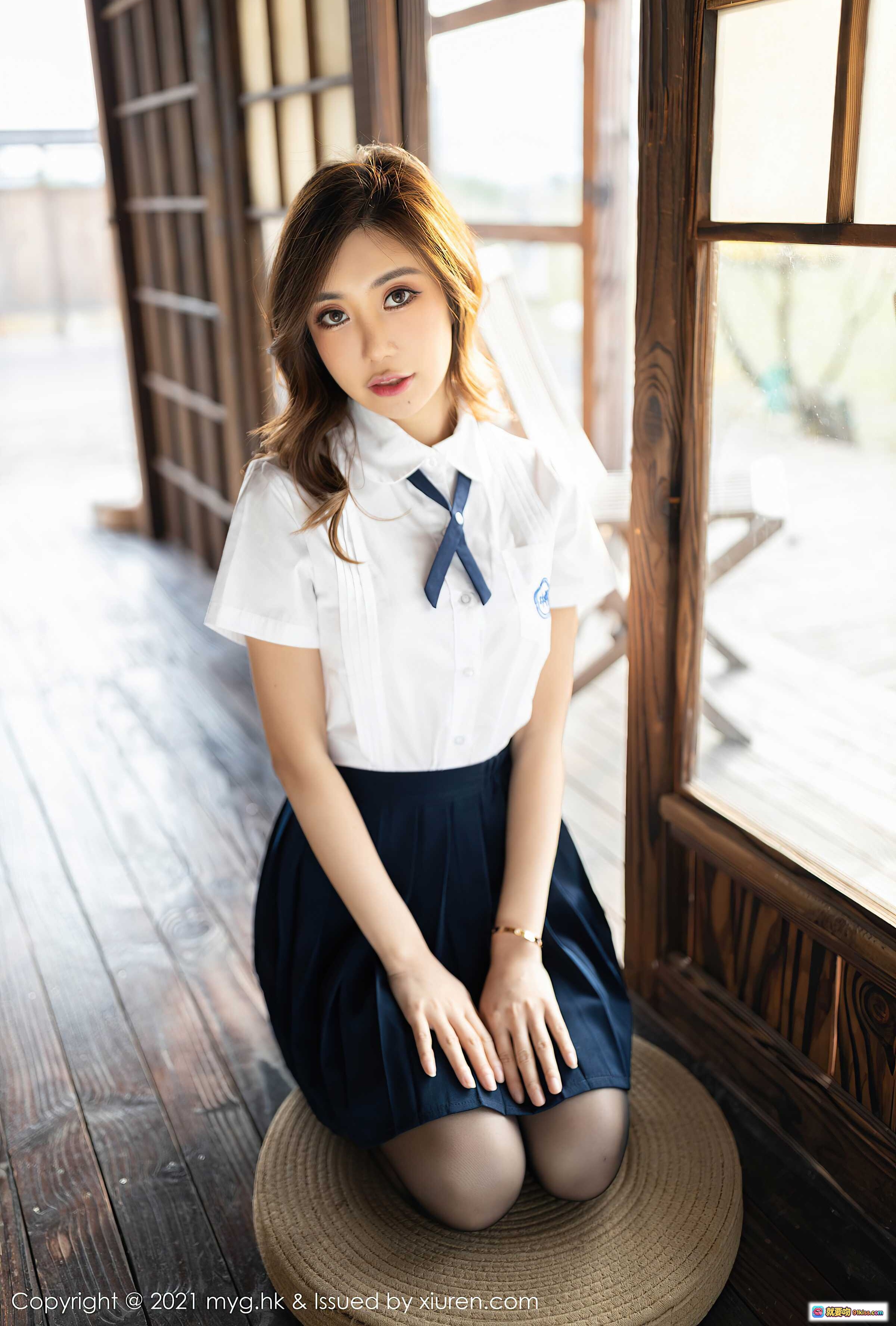 图片[1] - 绮里嘉ula日系校服写真 | 白衬衫蓝领结深蓝百褶裙 | 木质窗边跪坐少女风 | MyGirl美媛馆2021 VOL.618 - 就要吻