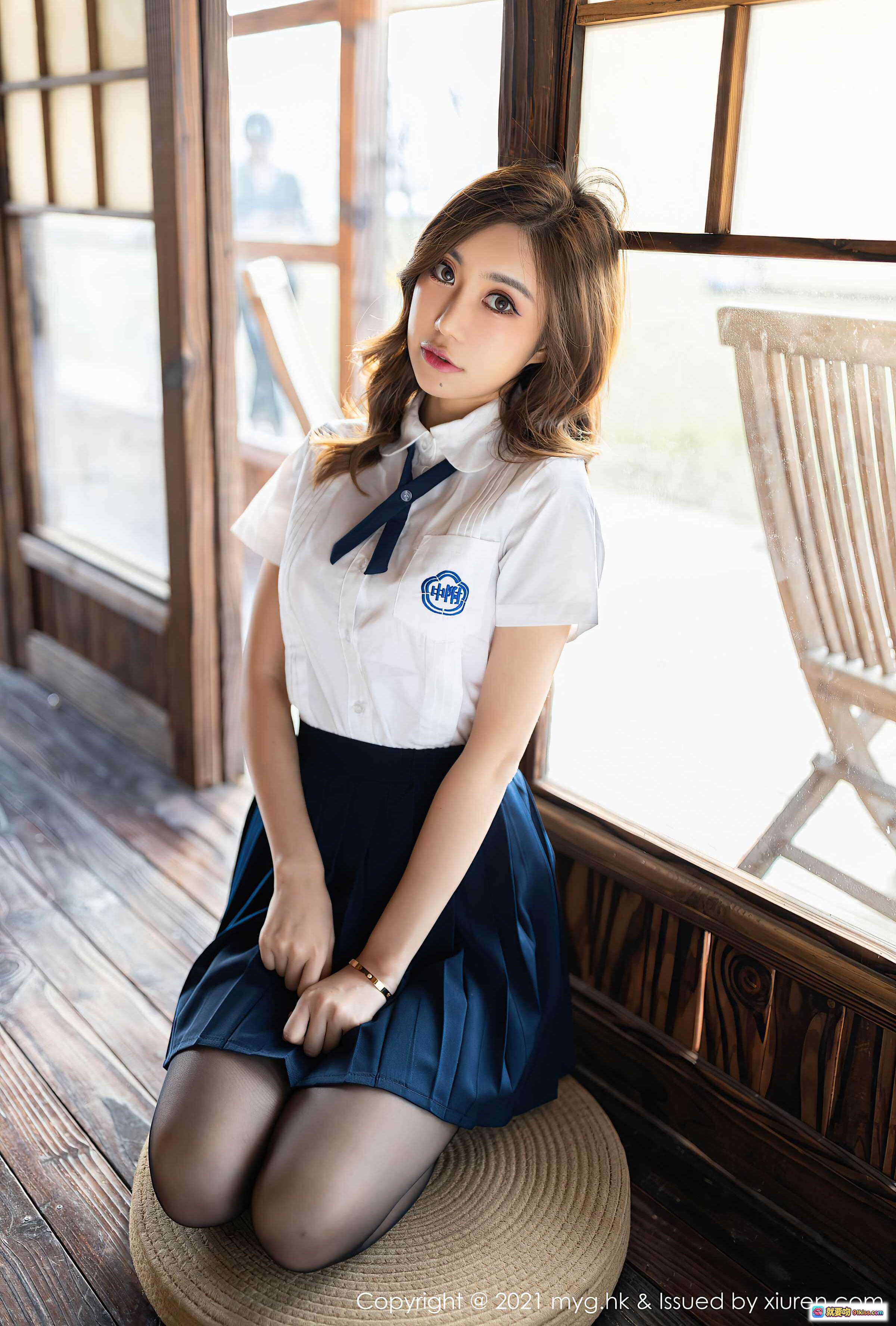 图片[2] - 绮里嘉ula日系校服写真 | 白衬衫蓝领结深蓝百褶裙 | 木质窗边跪坐少女风 | MyGirl美媛馆2021 VOL.618 - 就要吻