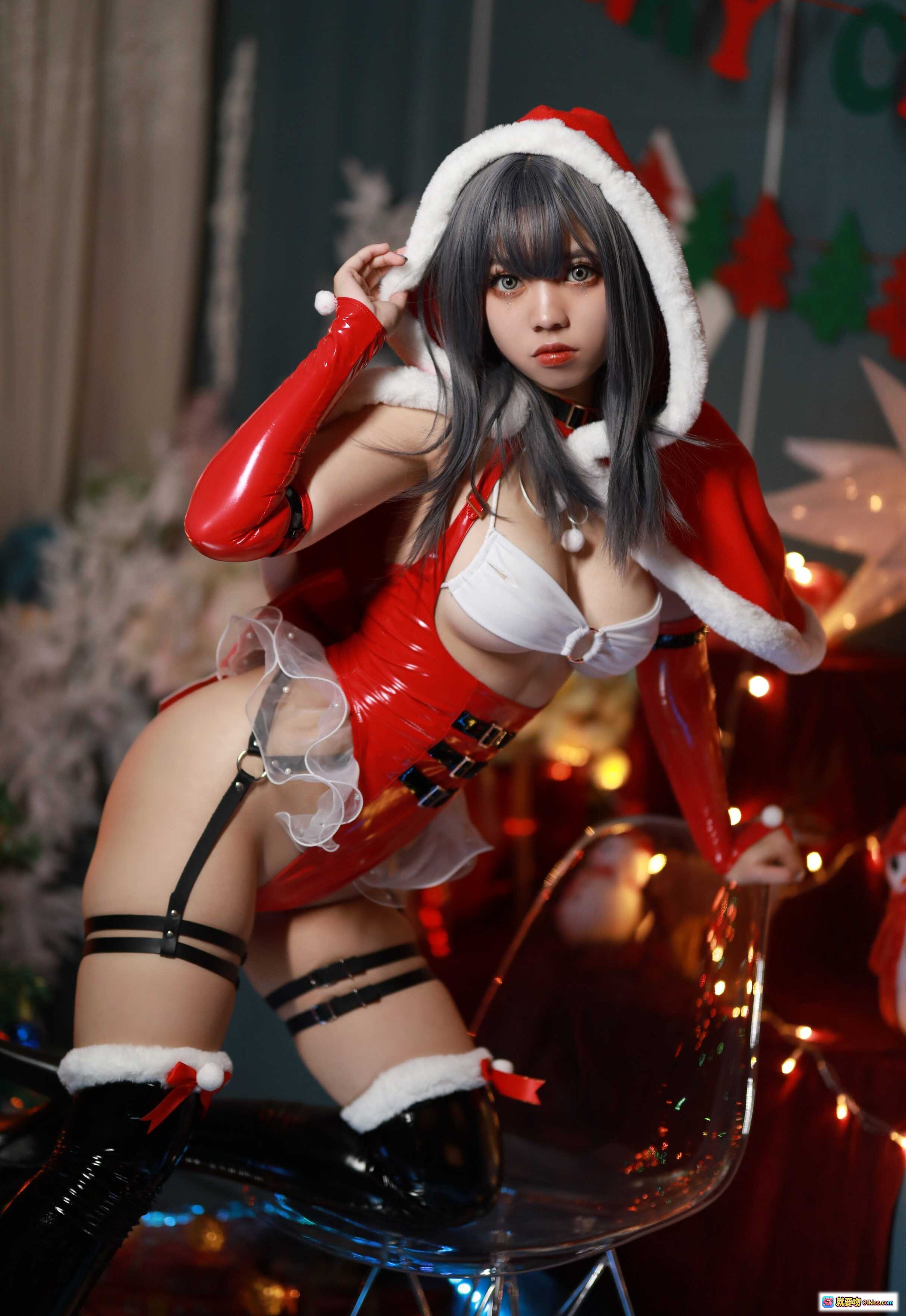 图片[4] - 啊日日_Ganlory NO.009 圣诞主题Cosplay写真 | 红白性感女仆装 | 圣诞树背景 | 亮面皮质紧身衣 | 高跟靴配蝴蝶结 | 节日氛围灯光装饰 - 就要吻