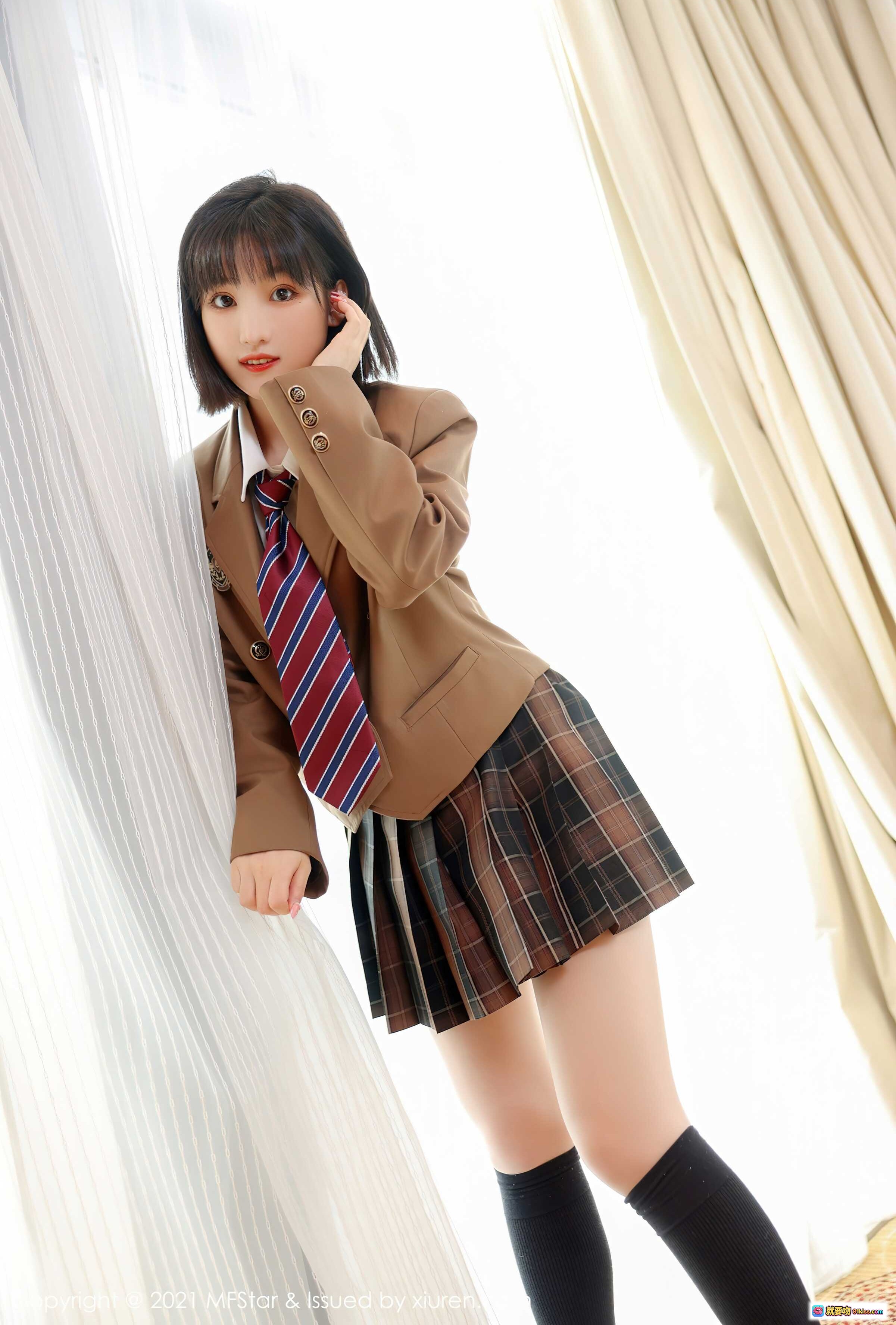 图片[7] - 甜筒晓彤校服写真 | 棕色西装格裙黑袜少女风 | MFStar Vol.543 2021.11.29 高清美图 - 就要吻