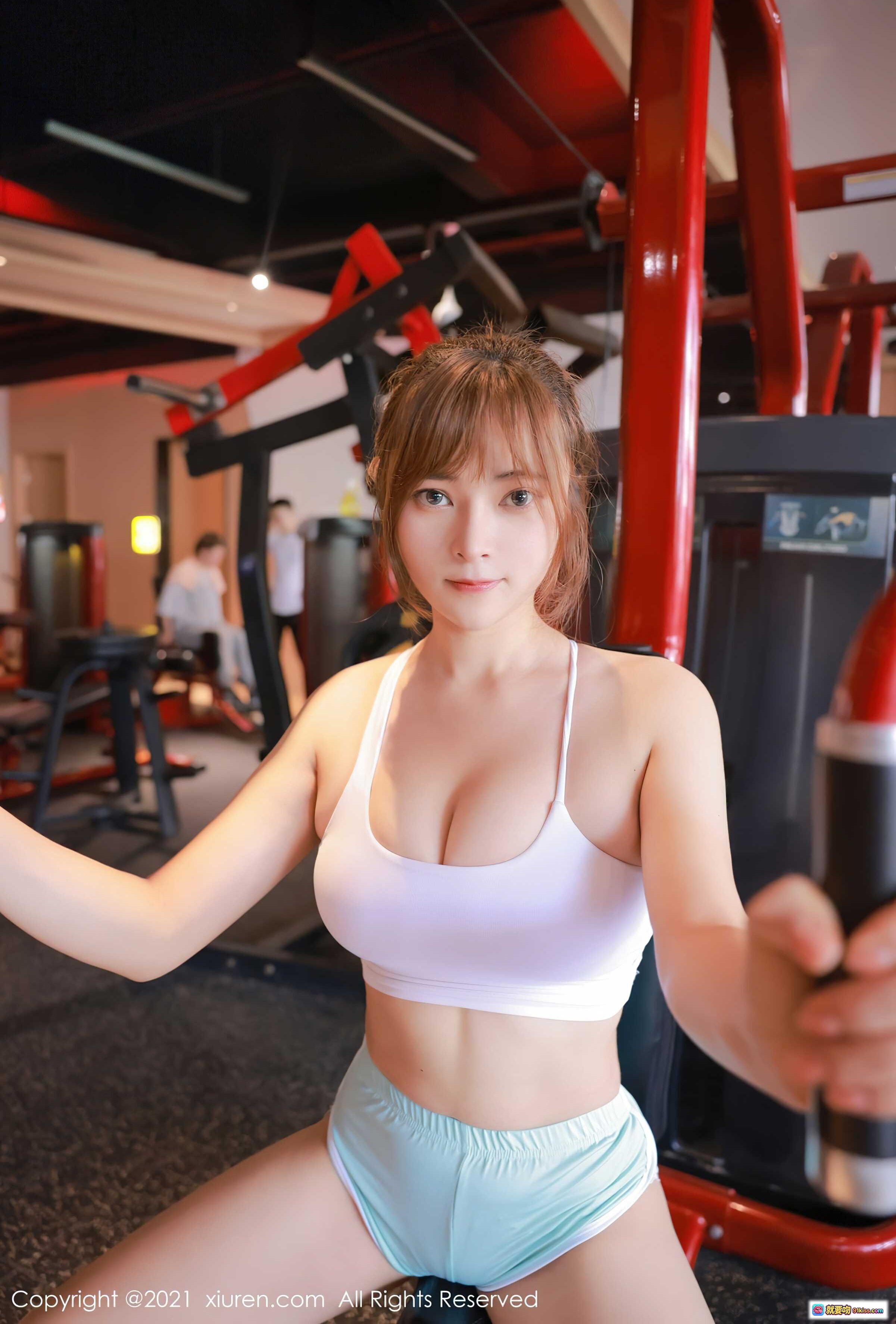 图片[2] - 奈沐子健身房美腿写真｜白色运动内衣+浅蓝短裤｜健身器材躺姿拍摄｜秀人网2021精选图集 - 就要吻