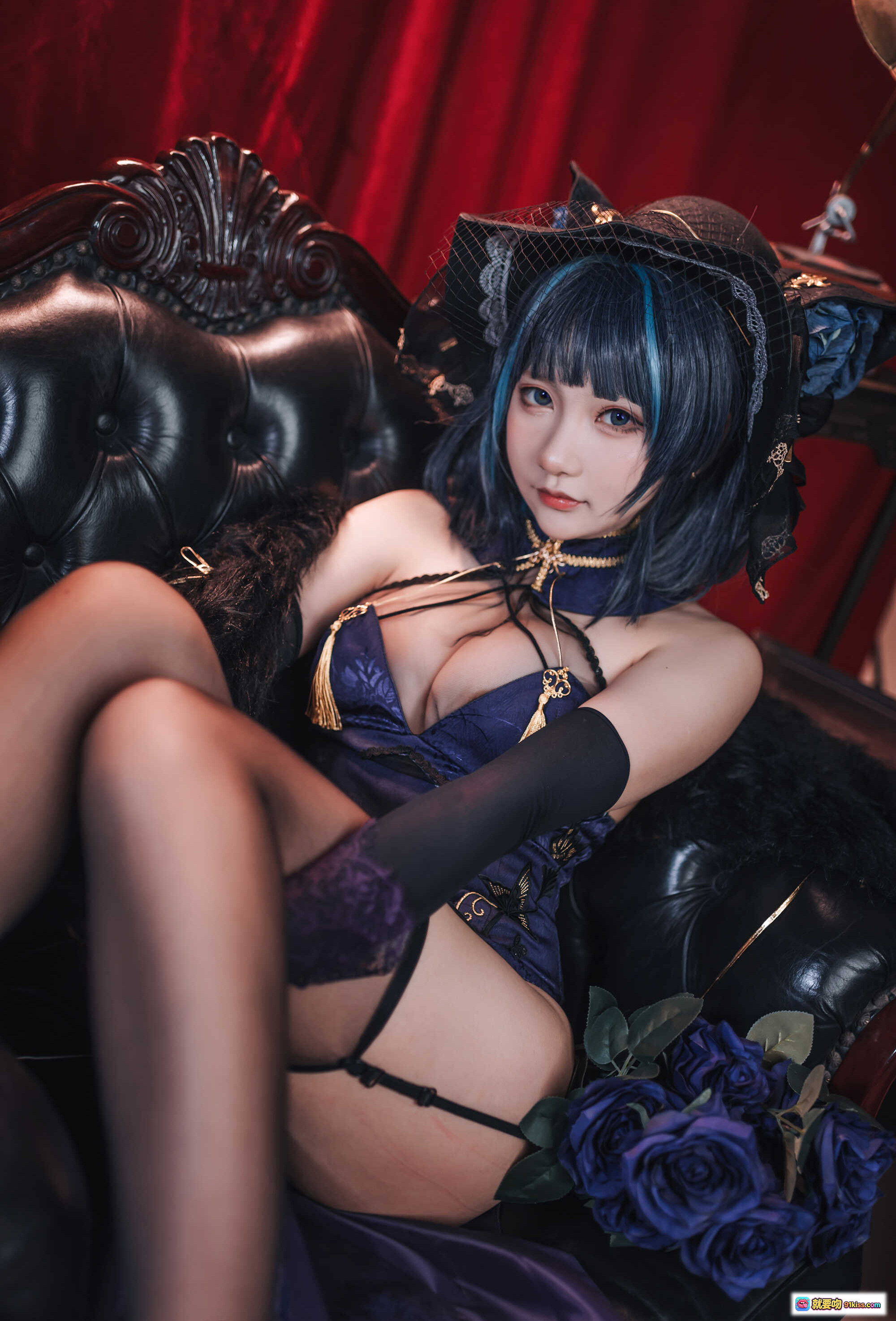 图片[3] - 柴郡猫Cosplay写真｜紫色丝绒礼服+猫耳帽+黑丝吊带+红幕背景｜MANJUU主题美图25P - 就要吻