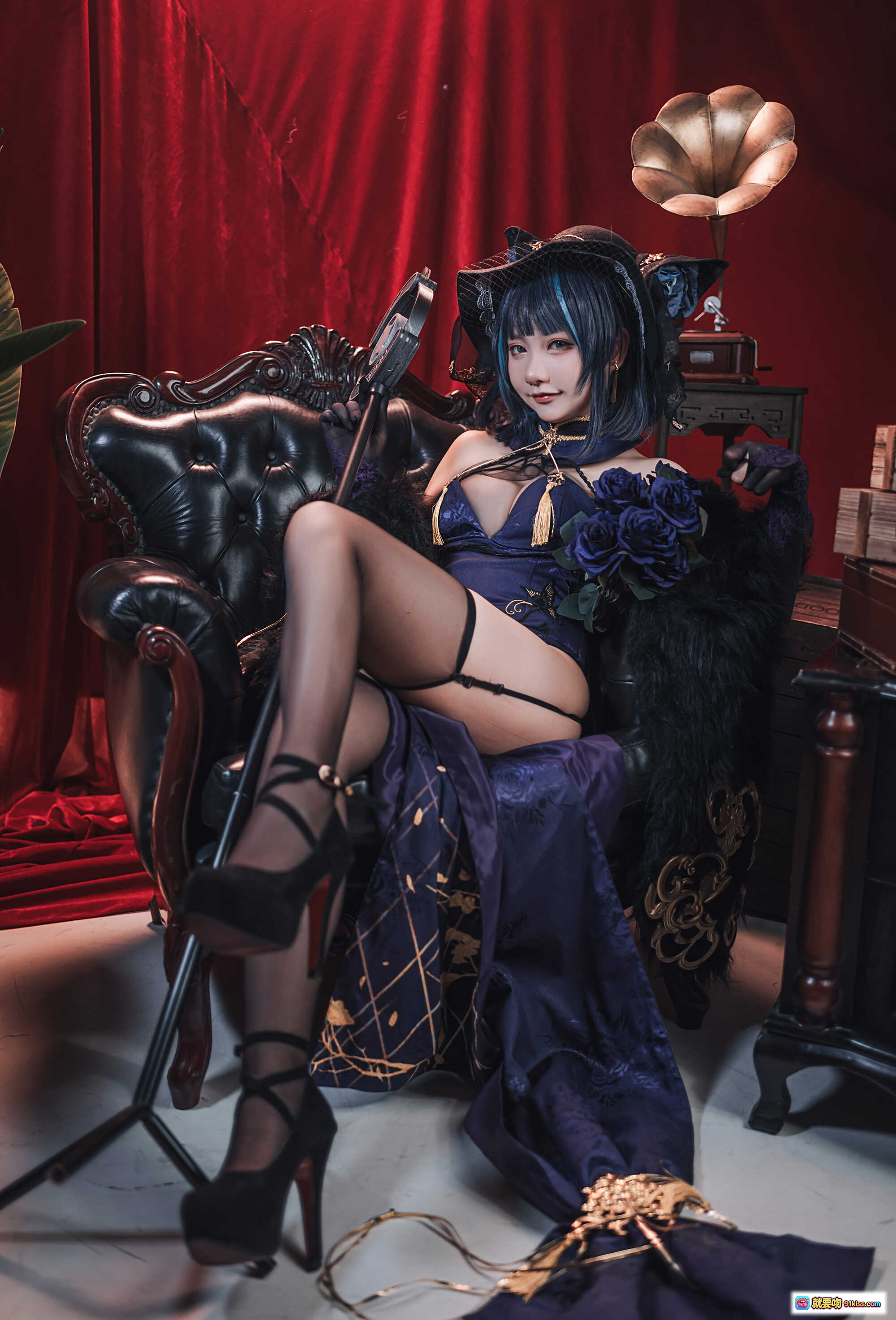 图片[9] - 柴郡猫Cosplay写真｜紫色丝绒礼服+猫耳帽+黑丝吊带+红幕背景｜MANJUU主题美图25P - 就要吻