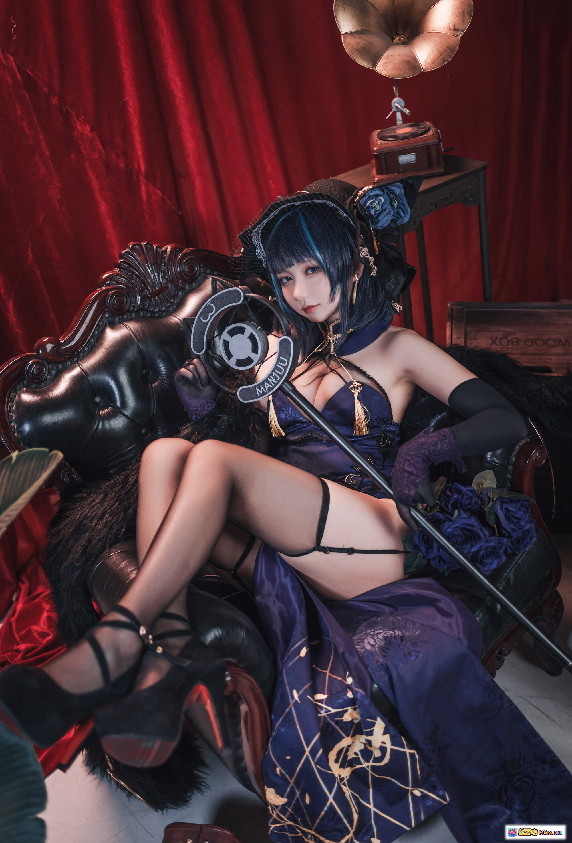 图片[2] - 柴郡猫Cosplay写真｜紫色丝绒礼服+猫耳帽+黑丝吊带+红幕背景｜MANJUU主题美图25P - 就要吻