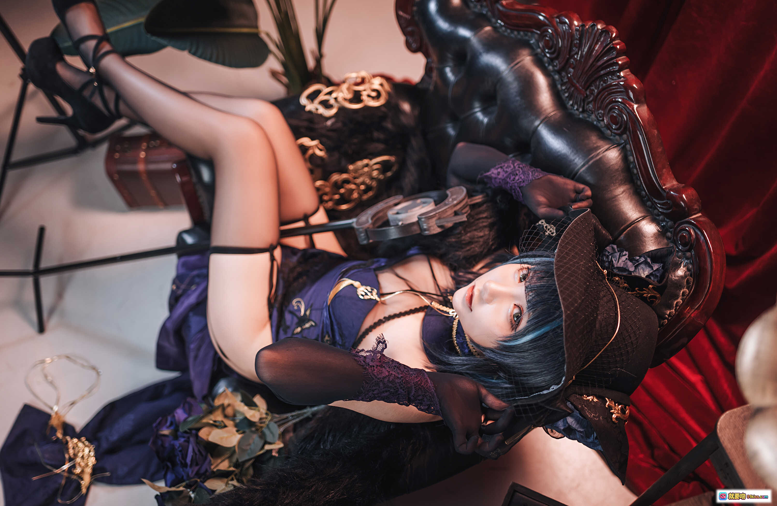 图片[7] - 柴郡猫Cosplay写真｜紫色丝绒礼服+猫耳帽+黑丝吊带+红幕背景｜MANJUU主题美图25P - 就要吻